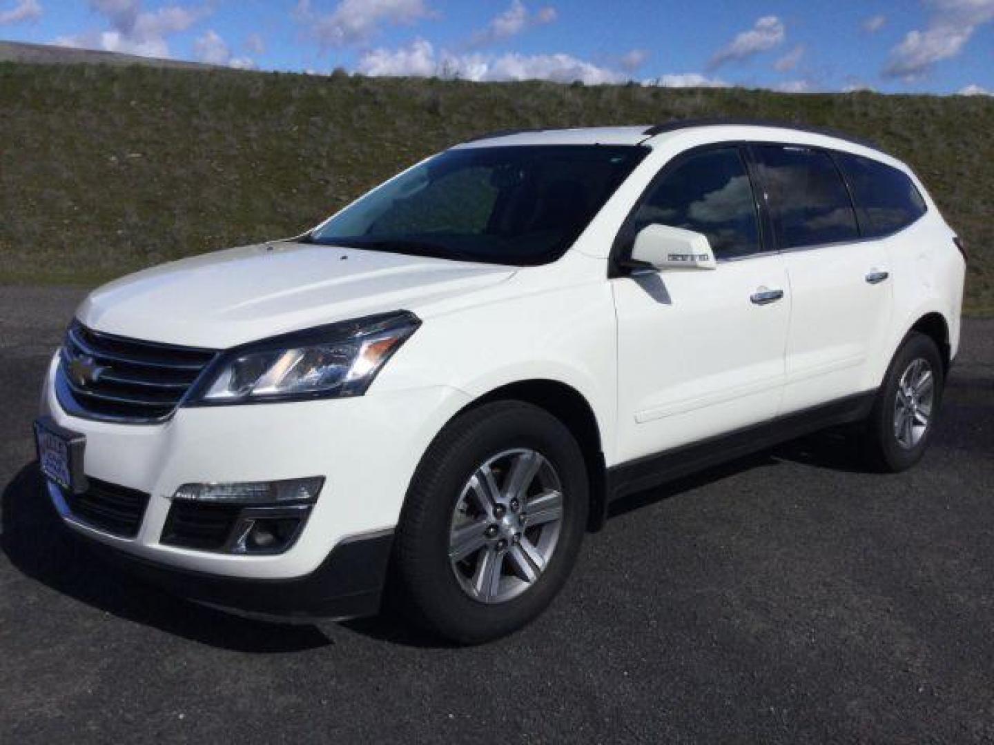 2015 White /Ebony Chevrolet Traverse 1LT (1GNKVGKD0FJ) with an 3.6L V-6 gasoline direct injection engine, 6-Speed Automatic transmission, located at 1801 Main Street, Lewiston, 83501, (208) 743-9371, 46.417065, -117.004799 - Photo#0