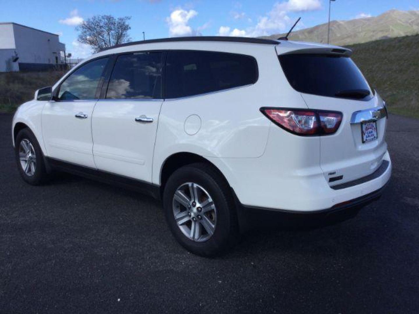 2015 White /Ebony Chevrolet Traverse 1LT (1GNKVGKD0FJ) with an 3.6L V-6 gasoline direct injection engine, 6-Speed Automatic transmission, located at 1801 Main Street, Lewiston, 83501, (208) 743-9371, 46.417065, -117.004799 - Photo#2