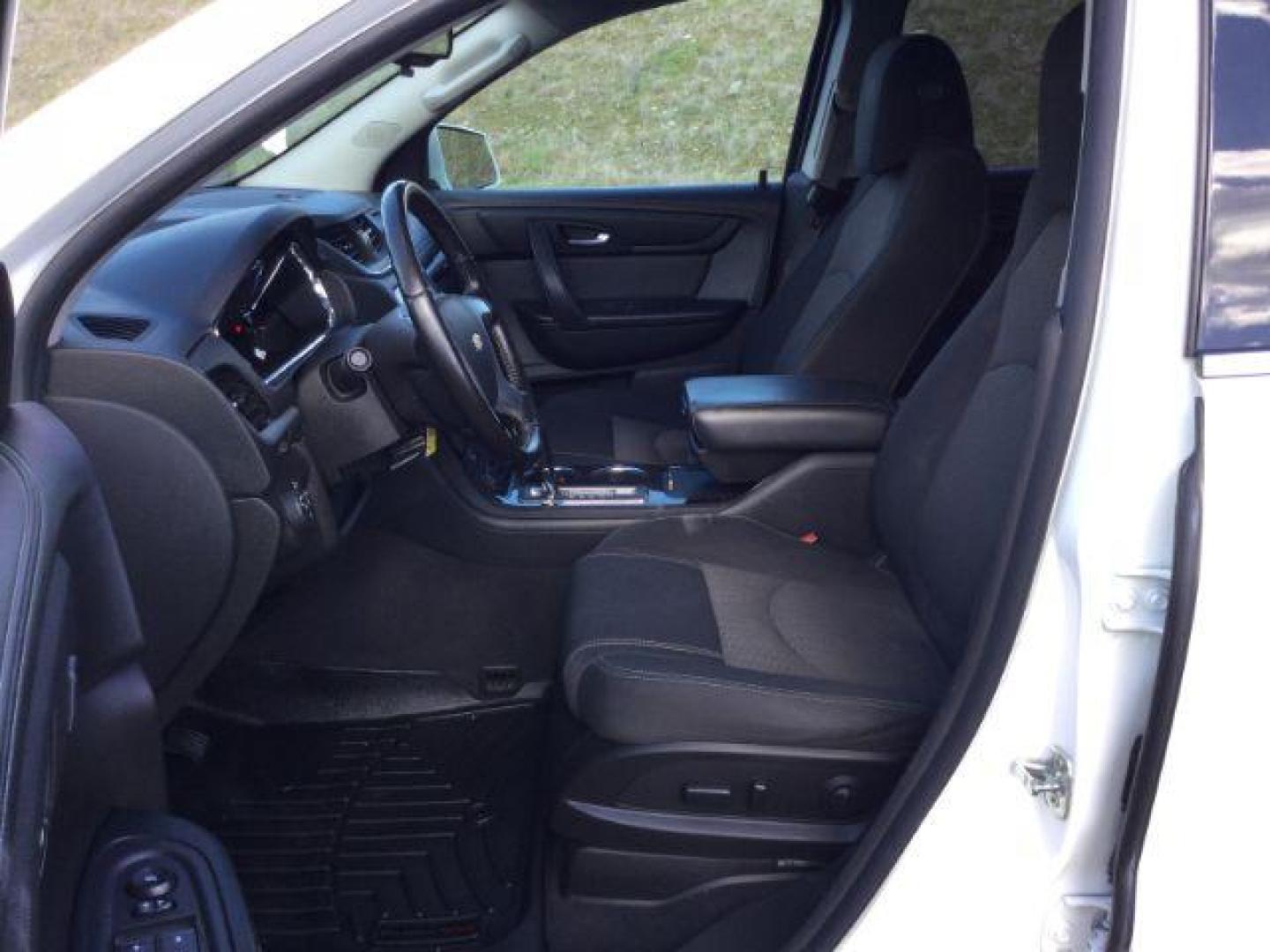 2015 White /Ebony Chevrolet Traverse 1LT (1GNKVGKD0FJ) with an 3.6L V-6 gasoline direct injection engine, 6-Speed Automatic transmission, located at 1801 Main Street, Lewiston, 83501, (208) 743-9371, 46.417065, -117.004799 - Photo#4