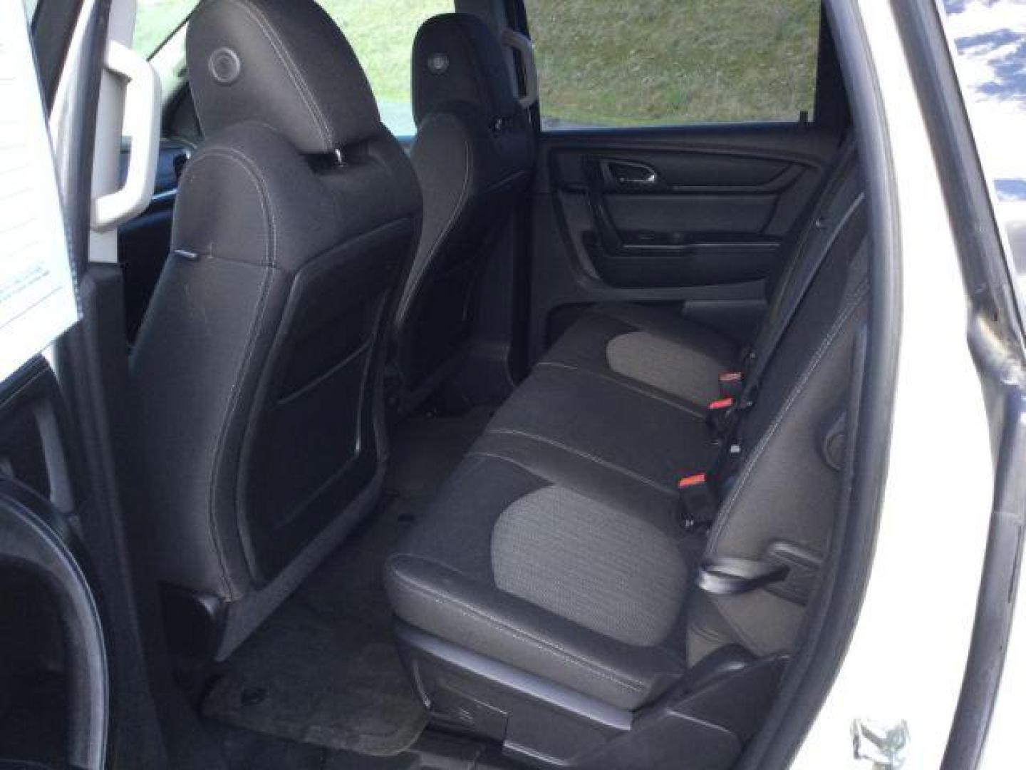 2015 White /Ebony Chevrolet Traverse 1LT (1GNKVGKD0FJ) with an 3.6L V-6 gasoline direct injection engine, 6-Speed Automatic transmission, located at 1801 Main Street, Lewiston, 83501, (208) 743-9371, 46.417065, -117.004799 - Photo#5