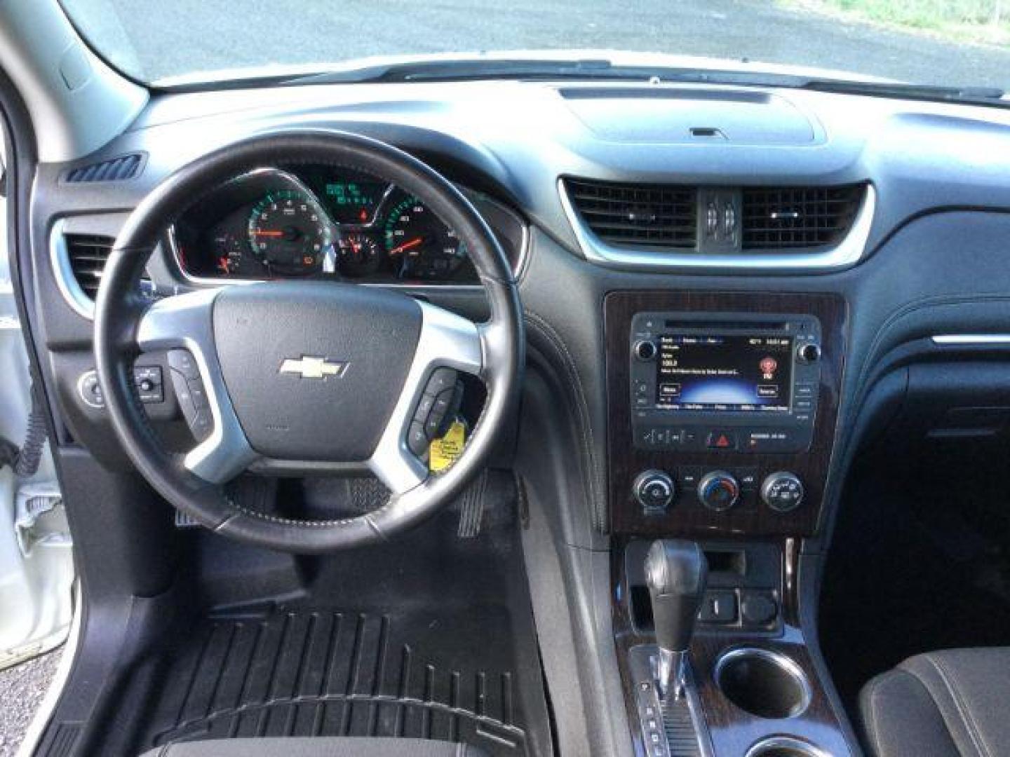 2015 White /Ebony Chevrolet Traverse 1LT (1GNKVGKD0FJ) with an 3.6L V-6 gasoline direct injection engine, 6-Speed Automatic transmission, located at 1801 Main Street, Lewiston, 83501, (208) 743-9371, 46.417065, -117.004799 - Photo#6