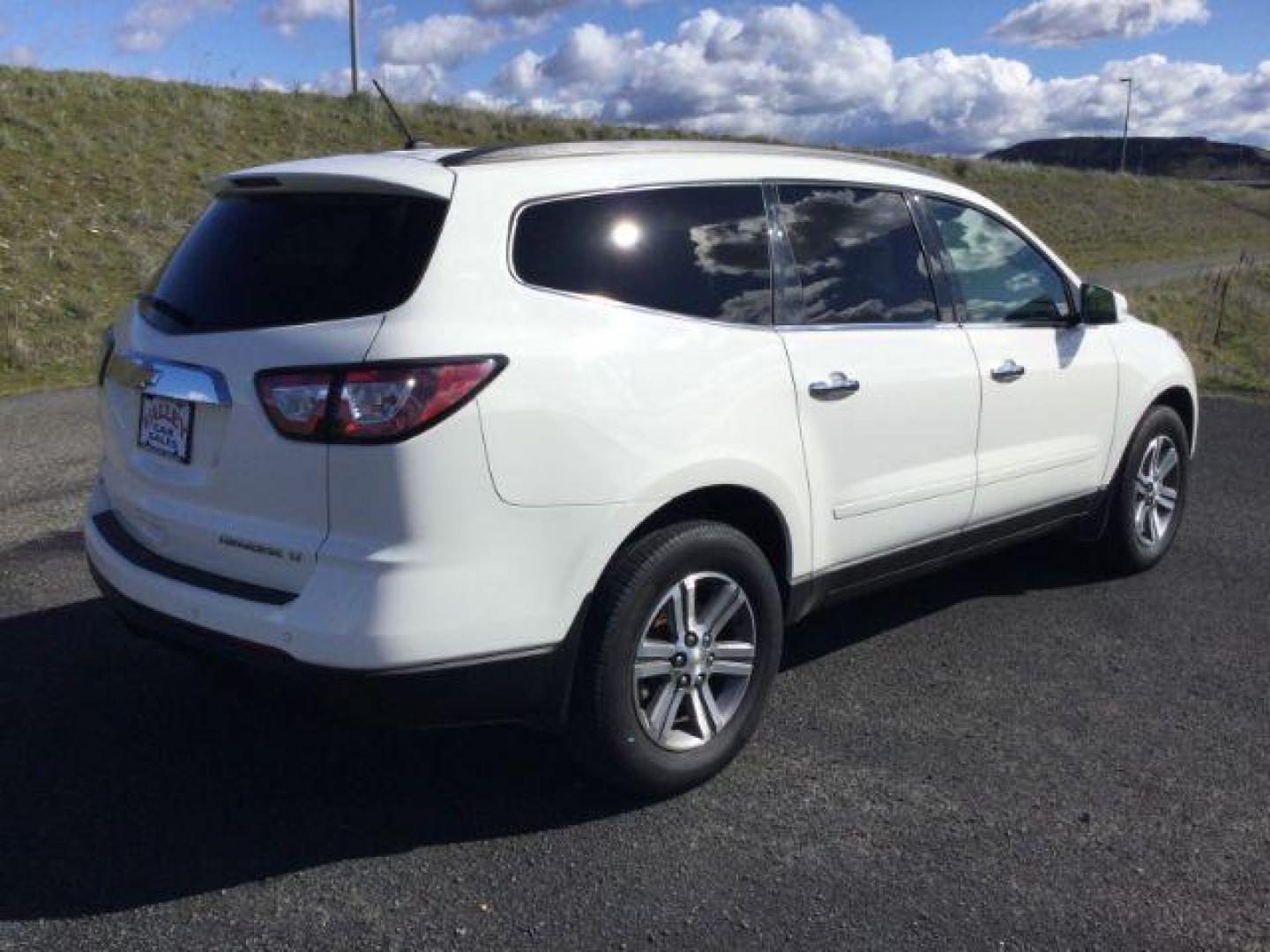 2015 White /Ebony Chevrolet Traverse 1LT (1GNKVGKD0FJ) with an 3.6L V-6 gasoline direct injection engine, 6-Speed Automatic transmission, located at 1801 Main Street, Lewiston, 83501, (208) 743-9371, 46.417065, -117.004799 - Photo#11