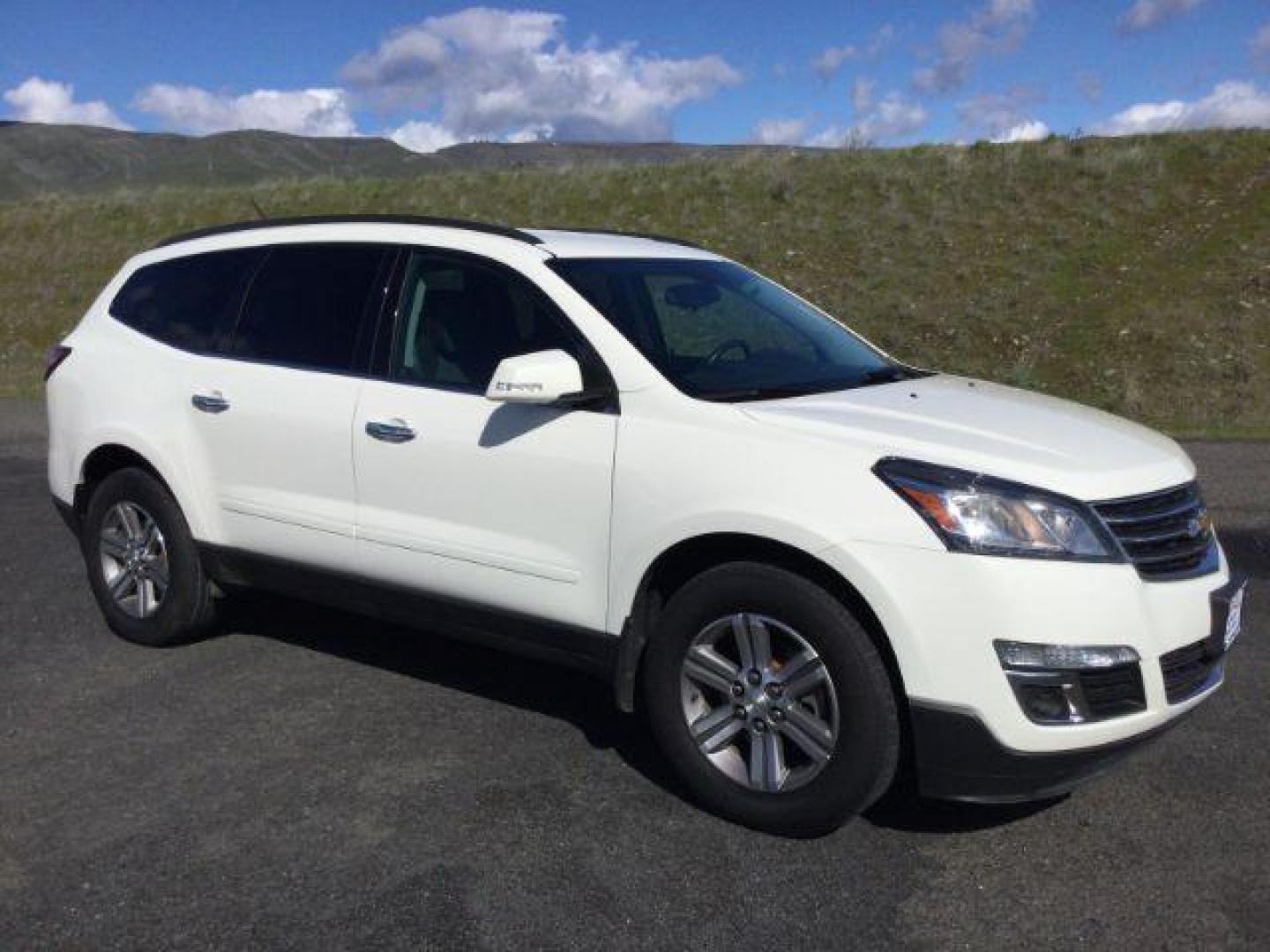 2015 White /Ebony Chevrolet Traverse 1LT (1GNKVGKD0FJ) with an 3.6L V-6 gasoline direct injection engine, 6-Speed Automatic transmission, located at 1801 Main Street, Lewiston, 83501, (208) 743-9371, 46.417065, -117.004799 - Photo#13