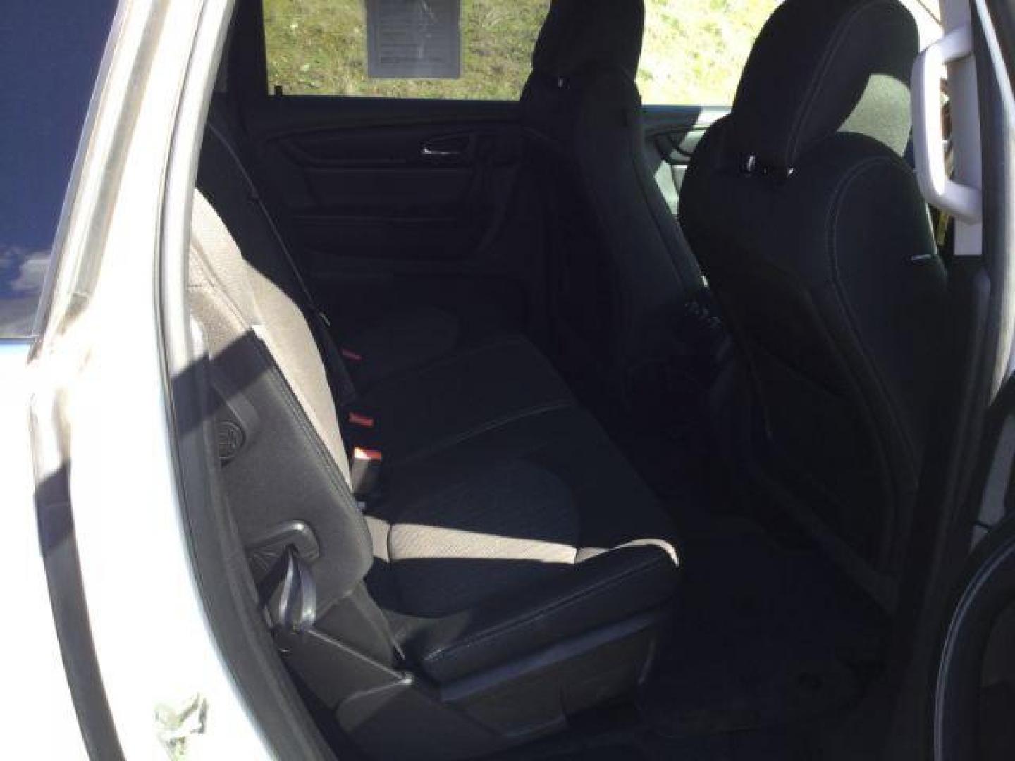 2015 White /Ebony Chevrolet Traverse 1LT (1GNKVGKD0FJ) with an 3.6L V-6 gasoline direct injection engine, 6-Speed Automatic transmission, located at 1801 Main Street, Lewiston, 83501, (208) 743-9371, 46.417065, -117.004799 - Photo#15