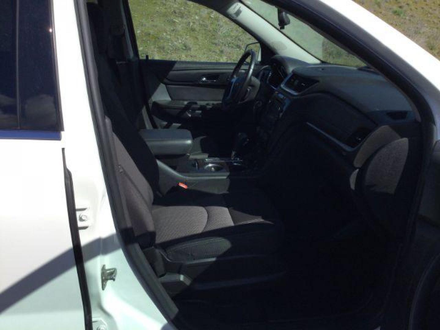 2015 White /Ebony Chevrolet Traverse 1LT (1GNKVGKD0FJ) with an 3.6L V-6 gasoline direct injection engine, 6-Speed Automatic transmission, located at 1801 Main Street, Lewiston, 83501, (208) 743-9371, 46.417065, -117.004799 - Photo#16