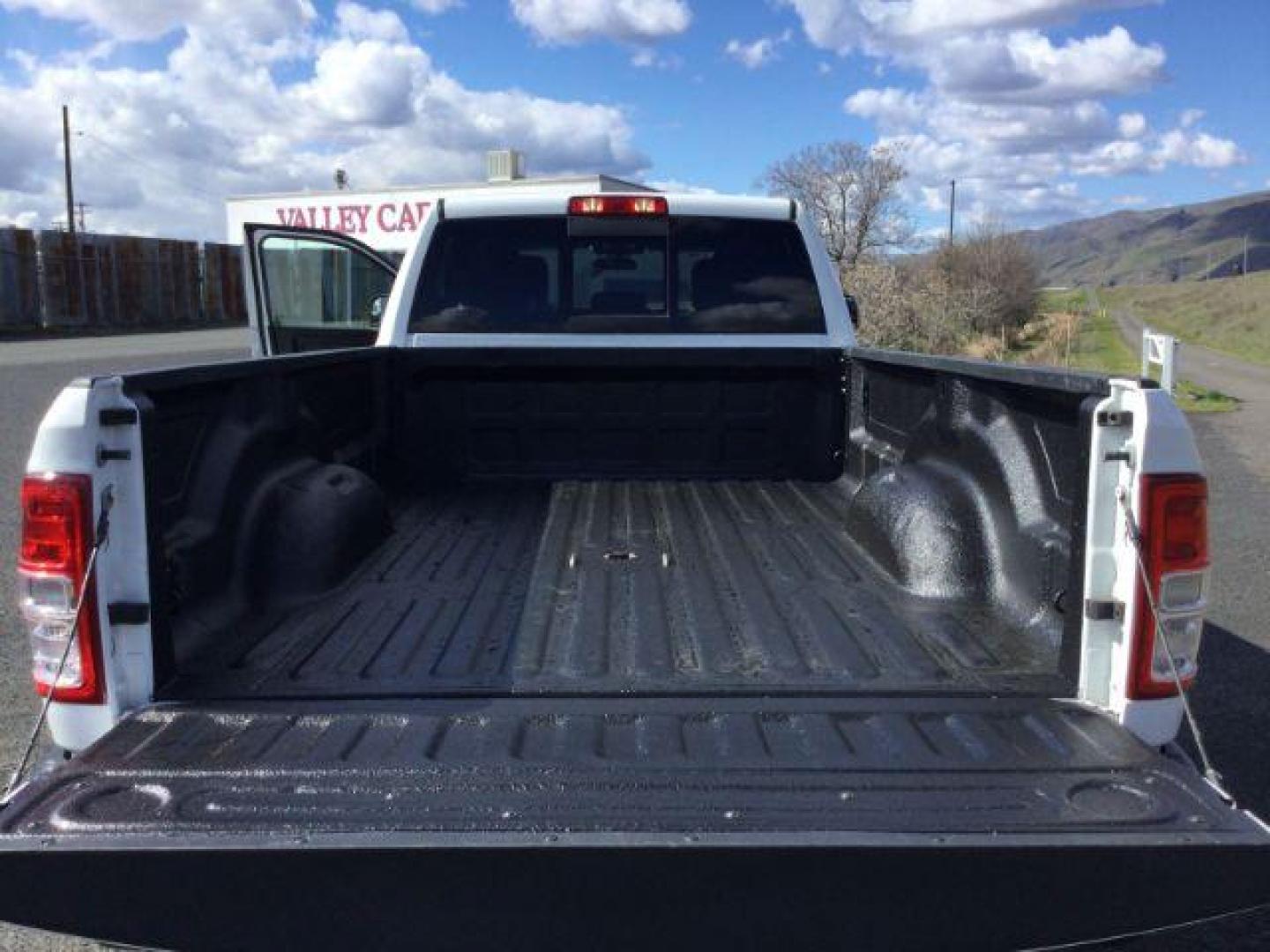 2021 Bright White Clearcoat /Diesel Gray/Black Ram 3500 Tradesman Crew Cab 4x4 8' Box (3C63R3GJ6MG) with an HEMI 6.4L V-8 VVT variable valve control engine, 6-Speed Automatic transmission, located at 1801 Main Street, Lewiston, 83501, (208) 743-9371, 46.417065, -117.004799 - Photo#15