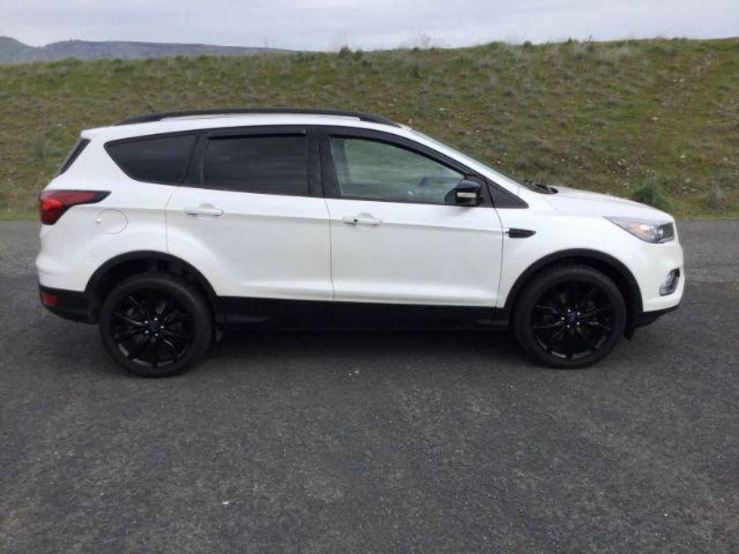 2019 White Platinum Metallic Tri-Coat /Medium Light Stone Ford Escape Titanium (1FMCU9J95KU) with an EcoBoost 2L I-4 gasoline direct injection engine, 6-Speed Automatic transmission, located at 1801 Main Street, Lewiston, 83501, (208) 743-9371, 46.417065, -117.004799 - Photo#8