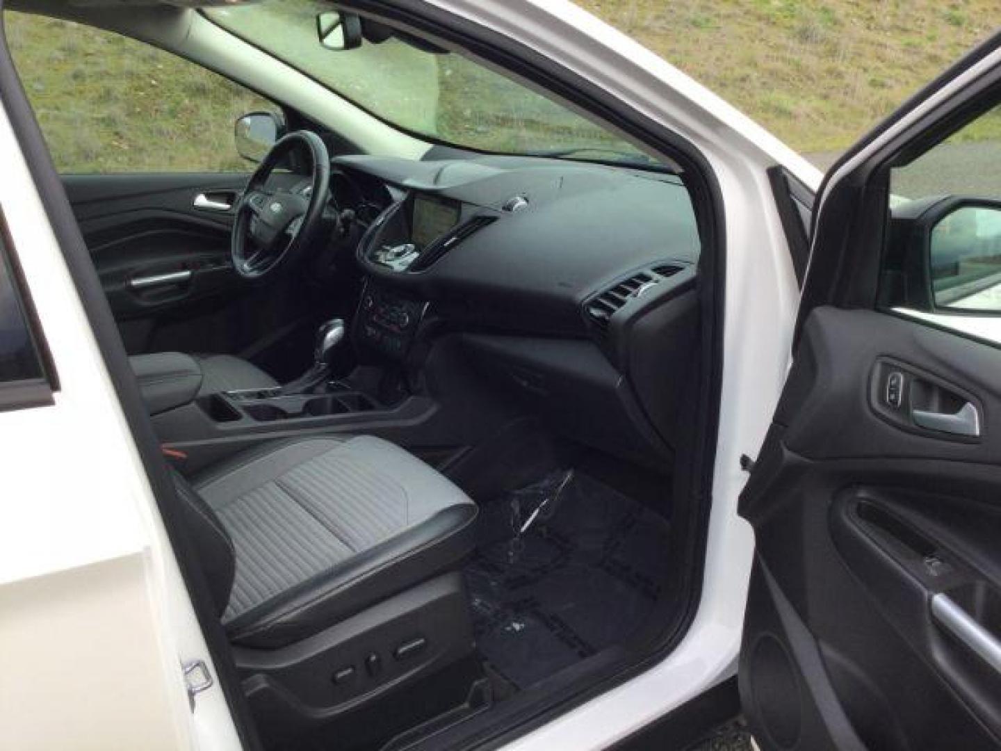 2019 White Platinum Metallic Tri-Coat /Medium Light Stone Ford Escape Titanium (1FMCU9J95KU) with an EcoBoost 2L I-4 gasoline direct injection engine, 6-Speed Automatic transmission, located at 1801 Main Street, Lewiston, 83501, (208) 743-9371, 46.417065, -117.004799 - Photo#11