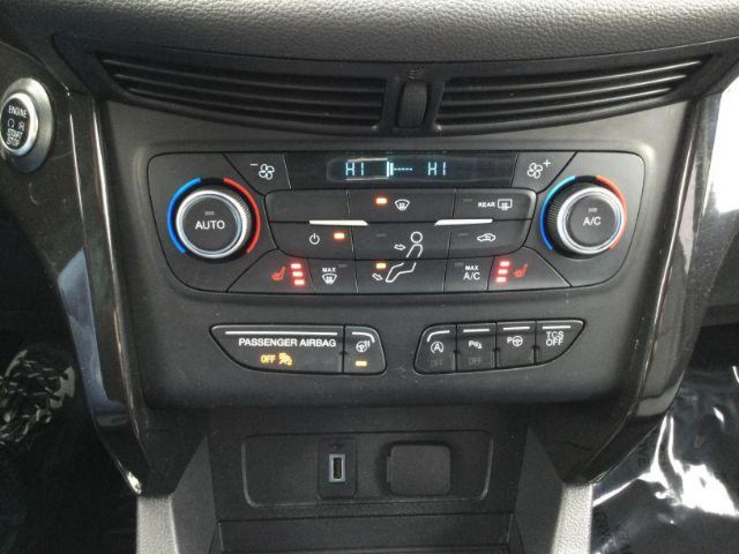 2019 White Platinum Metallic Tri-Coat /Medium Light Stone Ford Escape Titanium (1FMCU9J95KU) with an EcoBoost 2L I-4 gasoline direct injection engine, 6-Speed Automatic transmission, located at 1801 Main Street, Lewiston, 83501, (208) 743-9371, 46.417065, -117.004799 - Photo#20