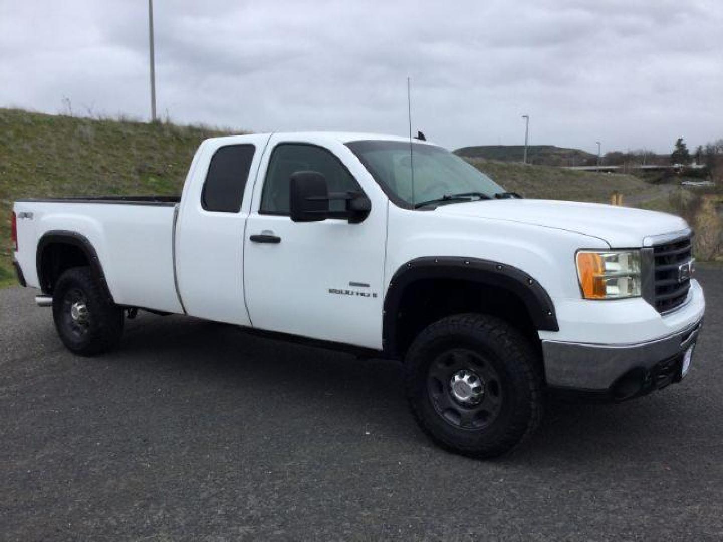 2009 Summit White /Black Cloth GMC Sierra 2500HD Ext. Cab SLE 4x4 (1GTHK49649E) with an 6.6L V8 OHV 32V TURBO DIESEL engine, 6-Speed Automatic transmission, located at 1801 Main Street, Lewiston, 83501, (208) 743-9371, 46.417065, -117.004799 - Photo#0