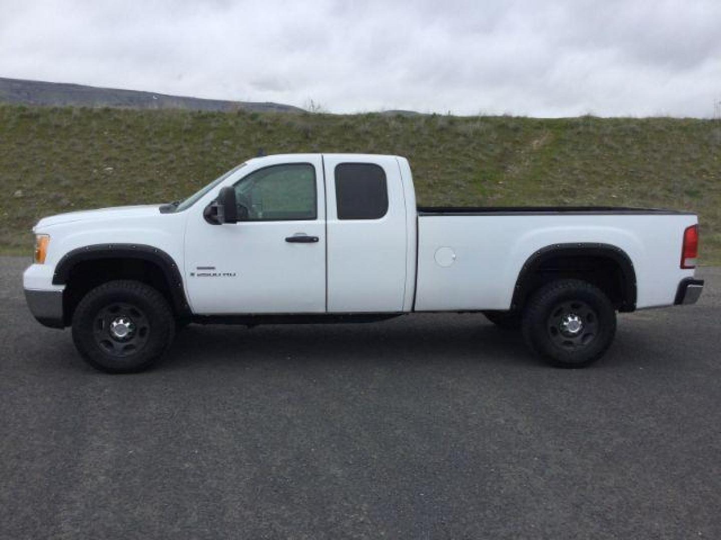 2009 Summit White /Black Cloth GMC Sierra 2500HD Ext. Cab SLE 4x4 (1GTHK49649E) with an 6.6L V8 OHV 32V TURBO DIESEL engine, 6-Speed Automatic transmission, located at 1801 Main Street, Lewiston, 83501, (208) 743-9371, 46.417065, -117.004799 - Photo#2