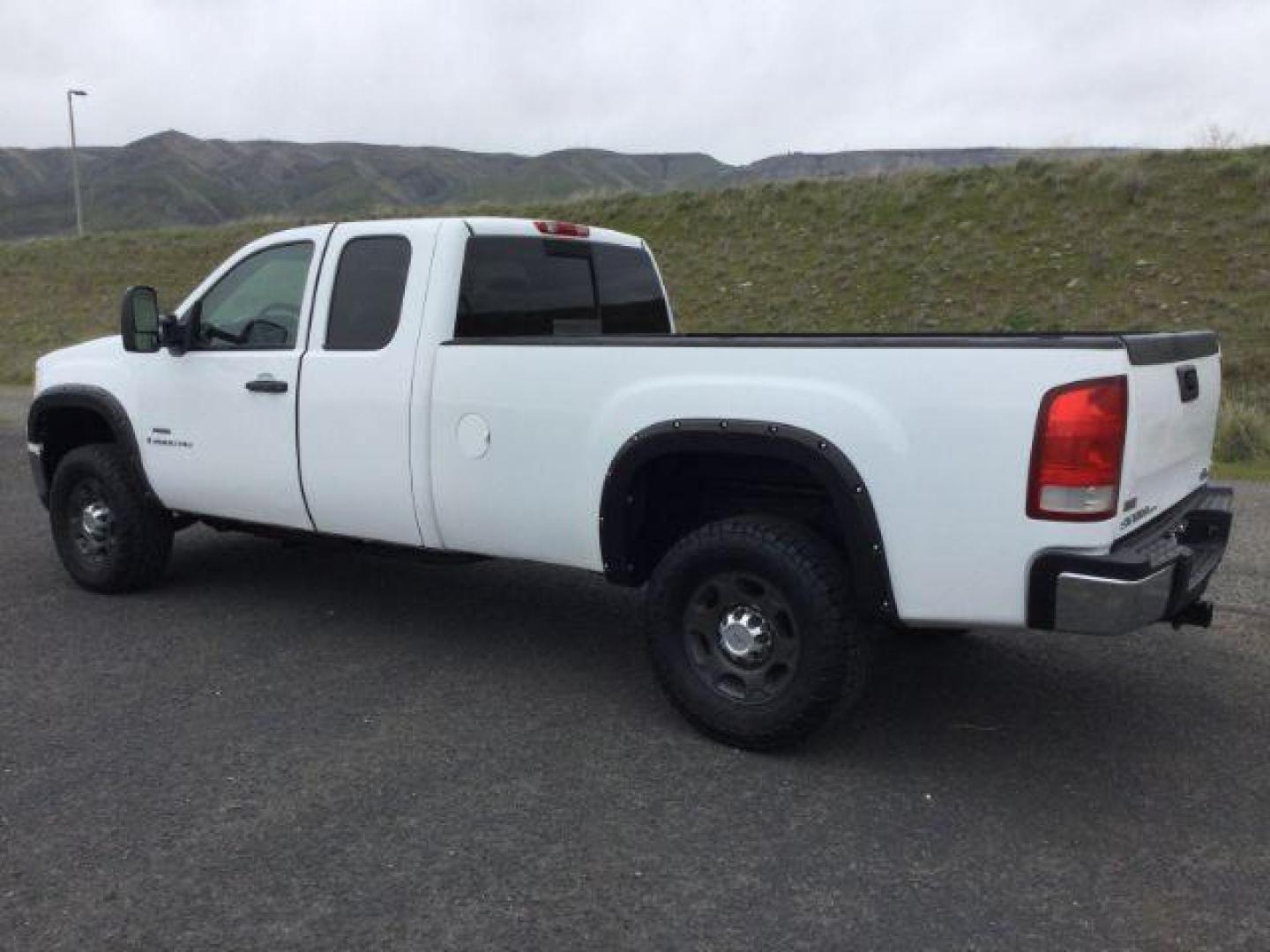 2009 Summit White /Black Cloth GMC Sierra 2500HD Ext. Cab SLE 4x4 (1GTHK49649E) with an 6.6L V8 OHV 32V TURBO DIESEL engine, 6-Speed Automatic transmission, located at 1801 Main Street, Lewiston, 83501, (208) 743-9371, 46.417065, -117.004799 - Photo#3