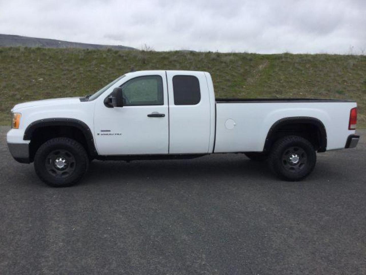 2009 Summit White /Black Cloth GMC Sierra 2500HD Ext. Cab SLE 4x4 (1GTHK49649E) with an 6.6L V8 OHV 32V TURBO DIESEL engine, 6-Speed Automatic transmission, located at 1801 Main Street, Lewiston, 83501, (208) 743-9371, 46.417065, -117.004799 - Photo#4