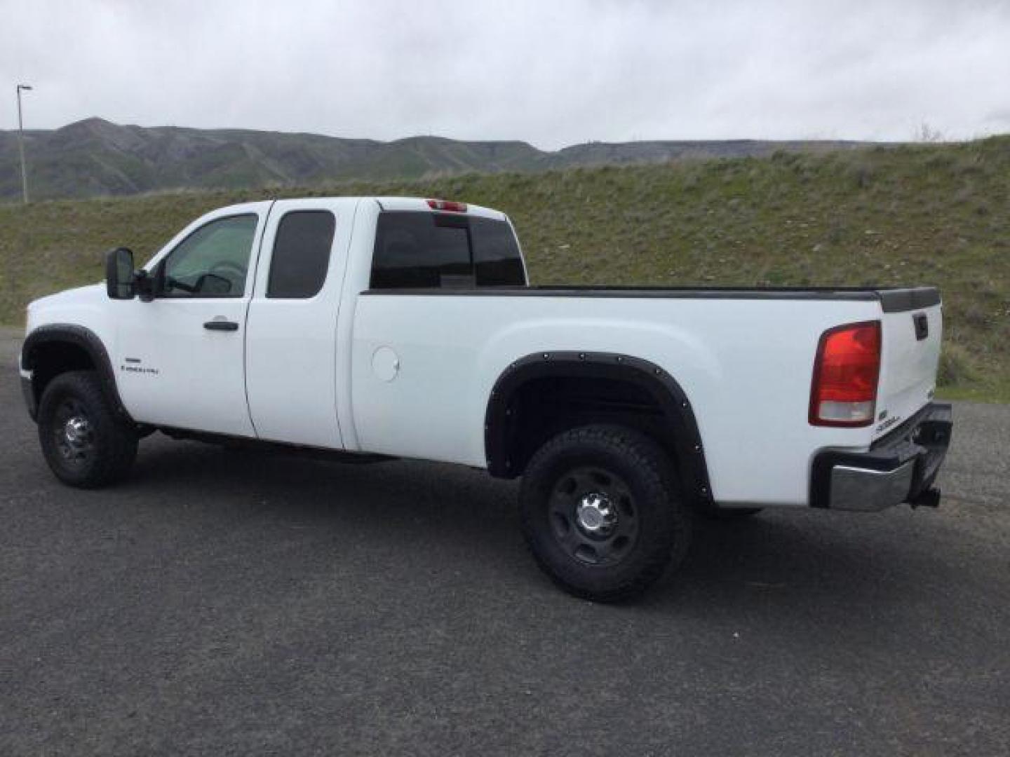 2009 Summit White /Black Cloth GMC Sierra 2500HD Ext. Cab SLE 4x4 (1GTHK49649E) with an 6.6L V8 OHV 32V TURBO DIESEL engine, 6-Speed Automatic transmission, located at 1801 Main Street, Lewiston, 83501, (208) 743-9371, 46.417065, -117.004799 - Photo#5
