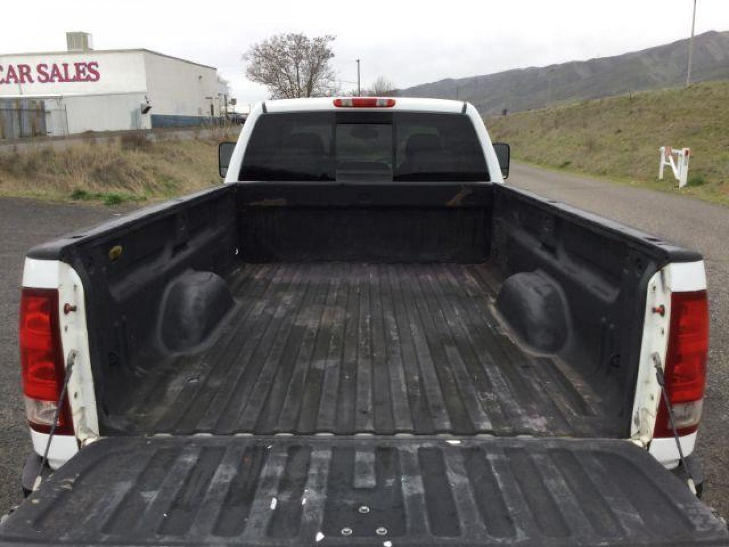 2009 Summit White /Black Cloth GMC Sierra 2500HD Ext. Cab SLE 4x4 (1GTHK49649E) with an 6.6L V8 OHV 32V TURBO DIESEL engine, 6-Speed Automatic transmission, located at 1801 Main Street, Lewiston, 83501, (208) 743-9371, 46.417065, -117.004799 - Photo#7