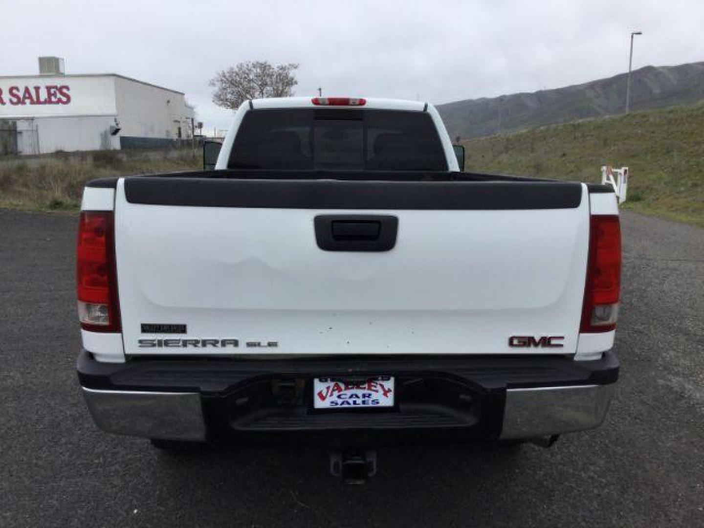2009 Summit White /Black Cloth GMC Sierra 2500HD Ext. Cab SLE 4x4 (1GTHK49649E) with an 6.6L V8 OHV 32V TURBO DIESEL engine, 6-Speed Automatic transmission, located at 1801 Main Street, Lewiston, 83501, (208) 743-9371, 46.417065, -117.004799 - Photo#8