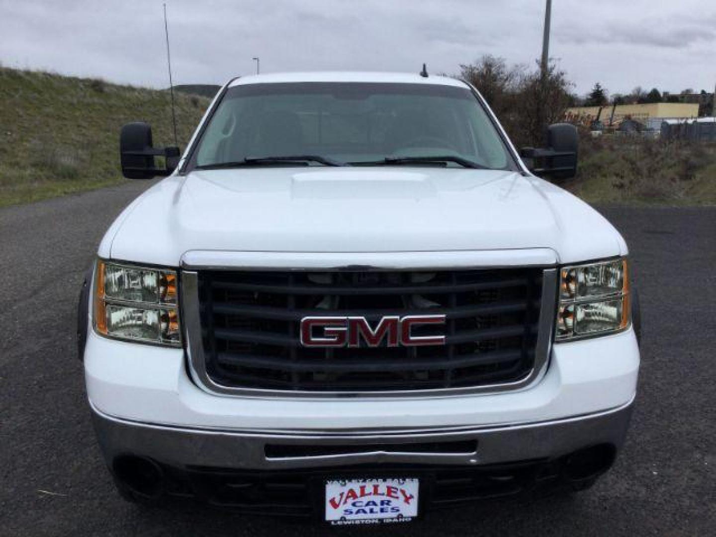 2009 Summit White /Black Cloth GMC Sierra 2500HD Ext. Cab SLE 4x4 (1GTHK49649E) with an 6.6L V8 OHV 32V TURBO DIESEL engine, 6-Speed Automatic transmission, located at 1801 Main Street, Lewiston, 83501, (208) 743-9371, 46.417065, -117.004799 - Photo#9