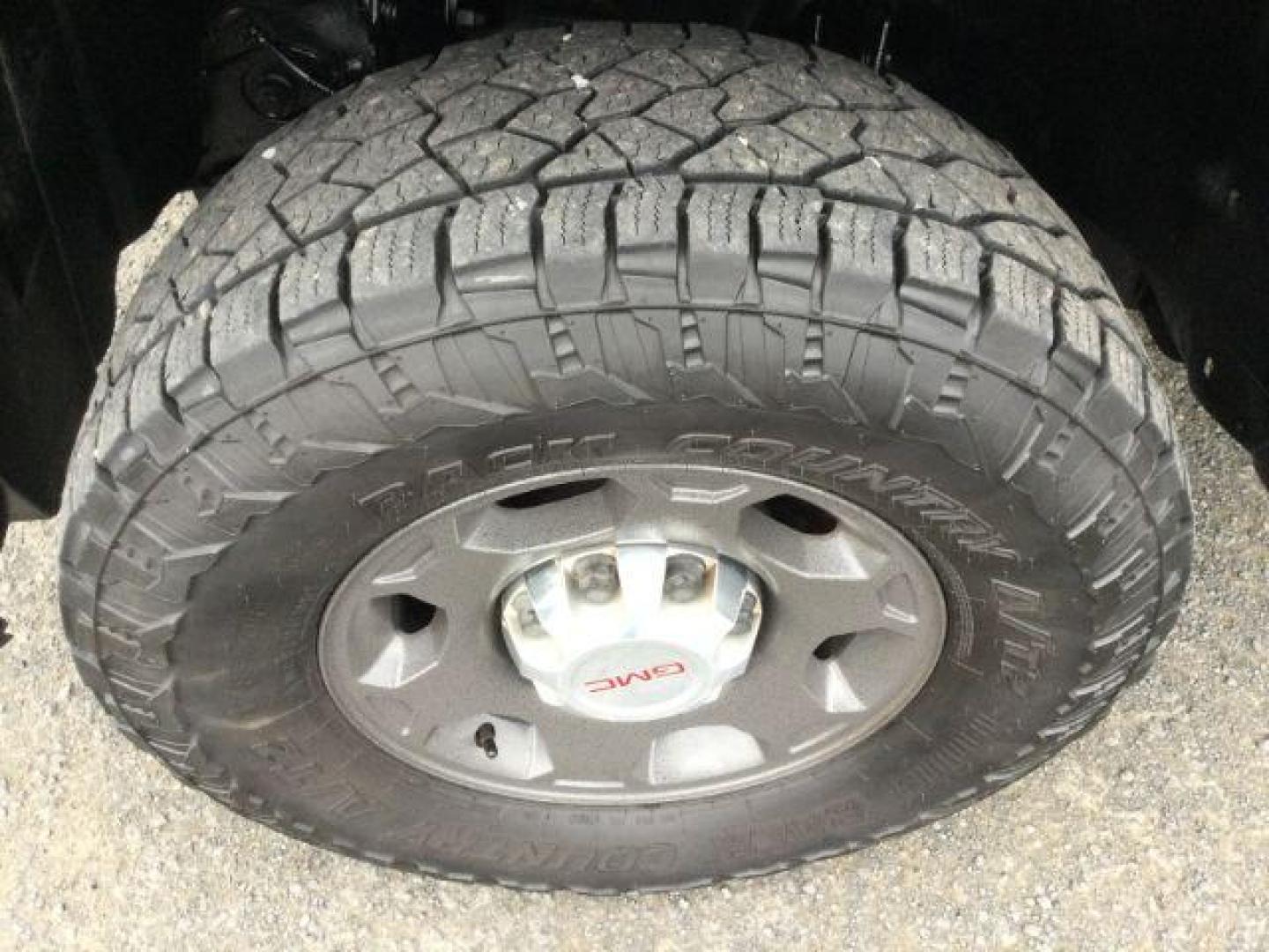 2009 Summit White /Black Cloth GMC Sierra 2500HD Ext. Cab SLE 4x4 (1GTHK49649E) with an 6.6L V8 OHV 32V TURBO DIESEL engine, 6-Speed Automatic transmission, located at 1801 Main Street, Lewiston, 83501, (208) 743-9371, 46.417065, -117.004799 - Photo#10