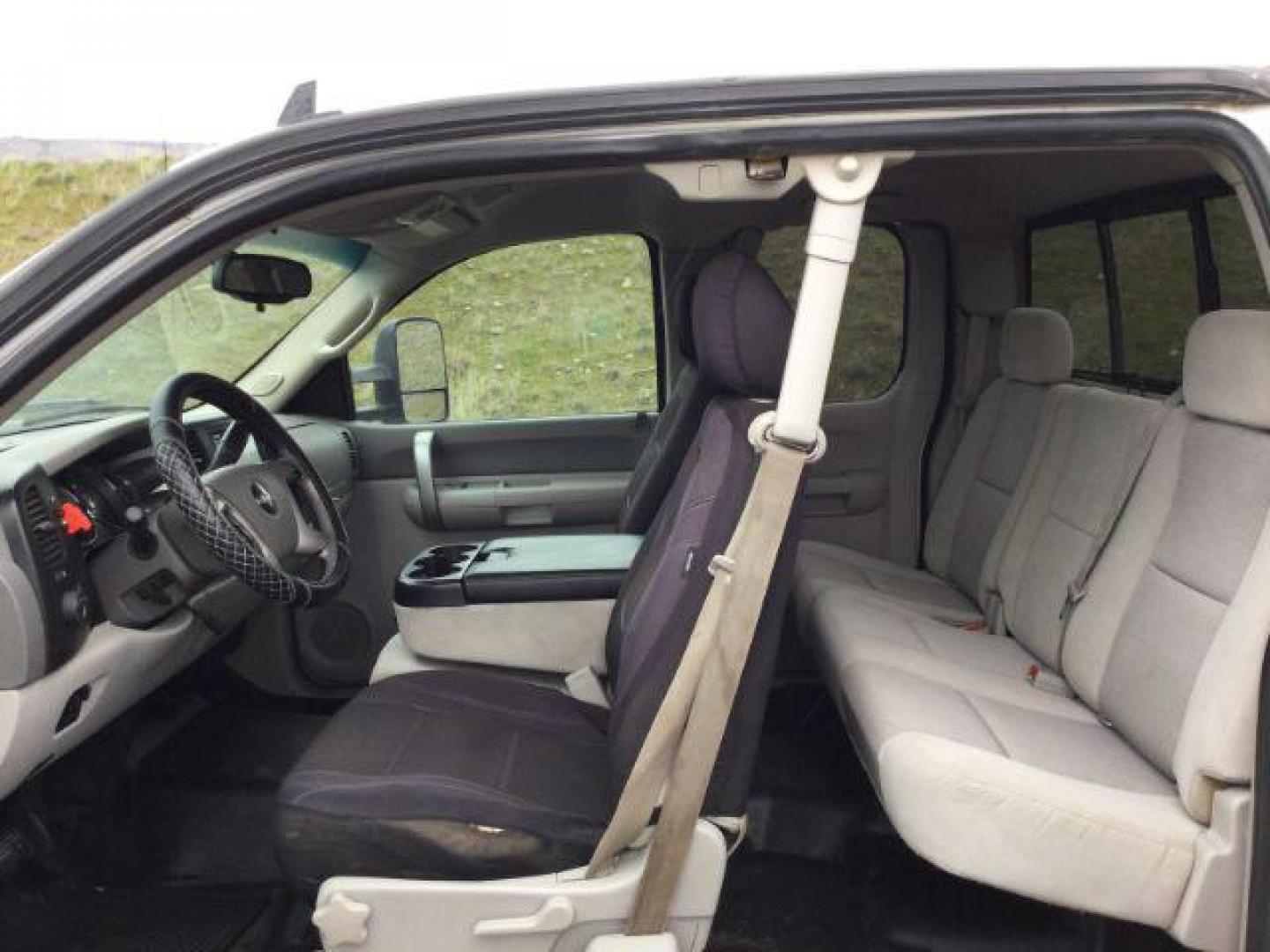 2009 Summit White /Black Cloth GMC Sierra 2500HD Ext. Cab SLE 4x4 (1GTHK49649E) with an 6.6L V8 OHV 32V TURBO DIESEL engine, 6-Speed Automatic transmission, located at 1801 Main Street, Lewiston, 83501, (208) 743-9371, 46.417065, -117.004799 - Photo#12