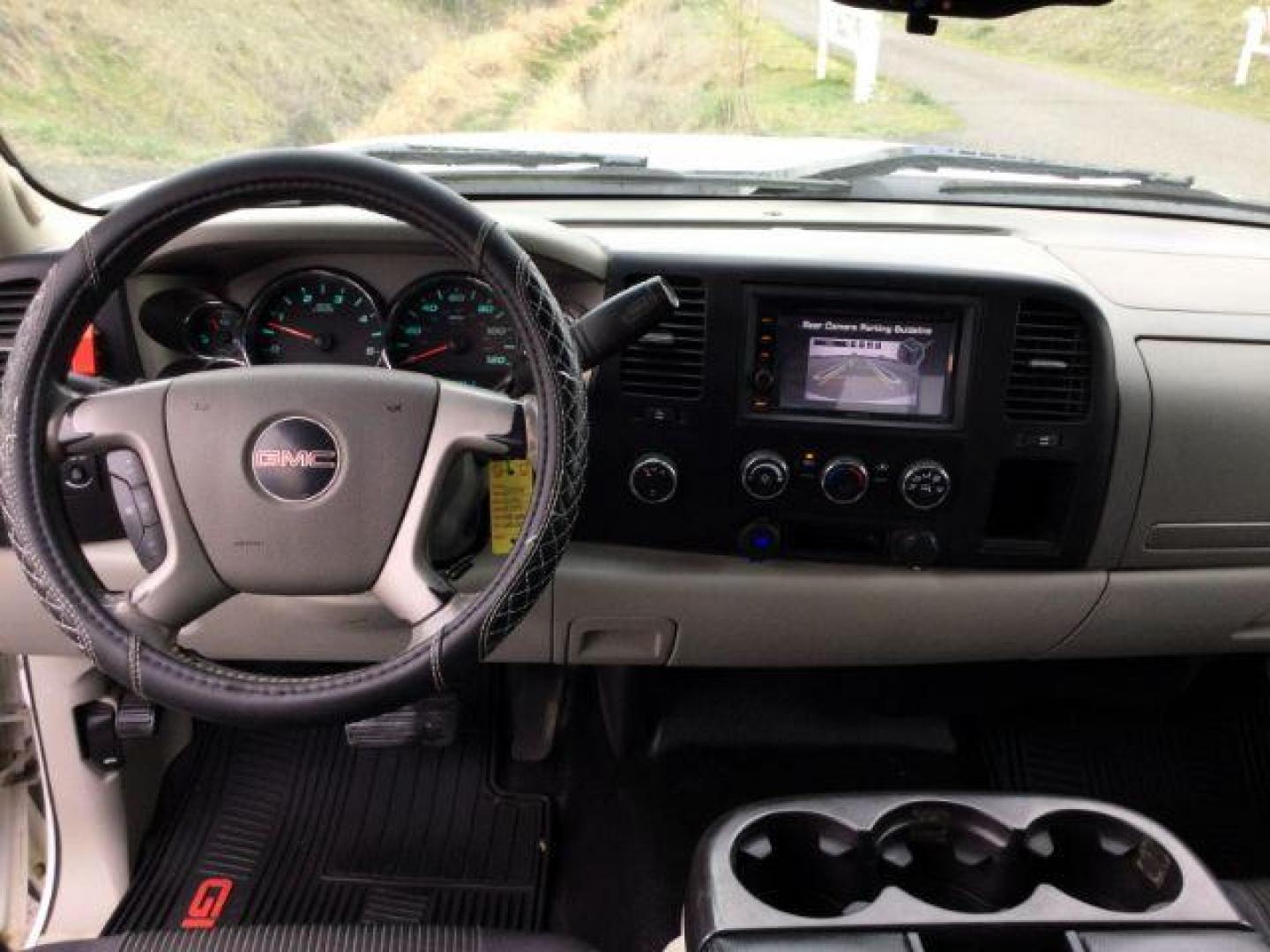 2009 Summit White /Black Cloth GMC Sierra 2500HD Ext. Cab SLE 4x4 (1GTHK49649E) with an 6.6L V8 OHV 32V TURBO DIESEL engine, 6-Speed Automatic transmission, located at 1801 Main Street, Lewiston, 83501, (208) 743-9371, 46.417065, -117.004799 - Photo#13