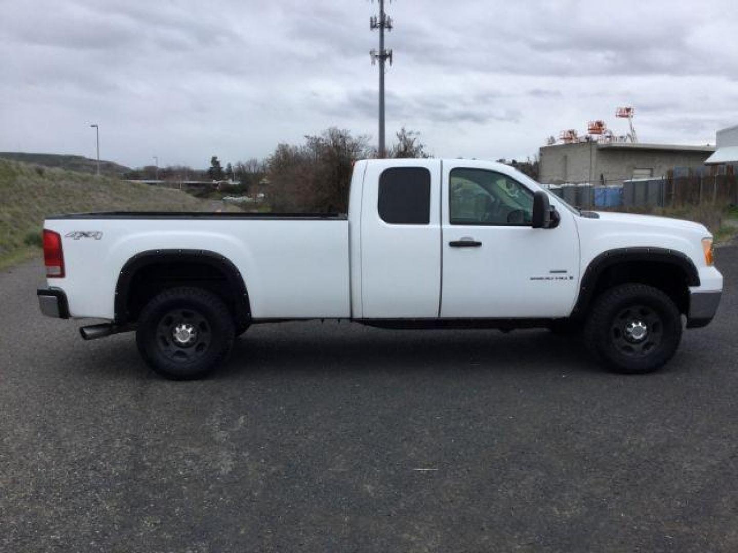 2009 Summit White /Black Cloth GMC Sierra 2500HD Ext. Cab SLE 4x4 (1GTHK49649E) with an 6.6L V8 OHV 32V TURBO DIESEL engine, 6-Speed Automatic transmission, located at 1801 Main Street, Lewiston, 83501, (208) 743-9371, 46.417065, -117.004799 - Photo#18