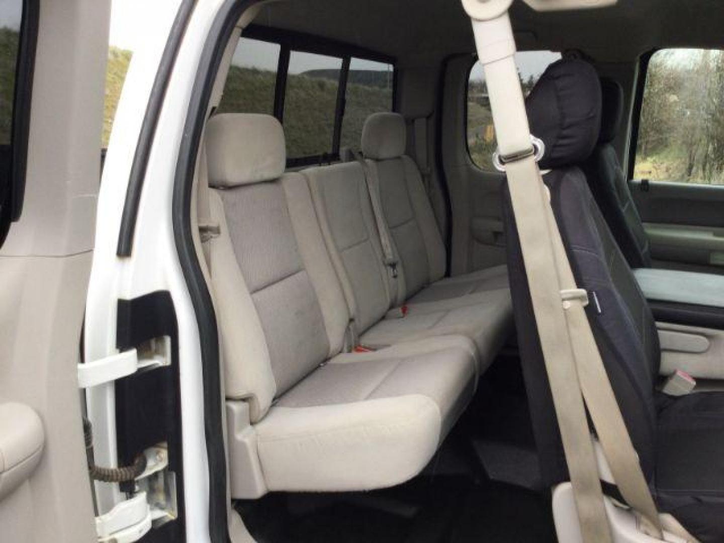 2009 Summit White /Black Cloth GMC Sierra 2500HD Ext. Cab SLE 4x4 (1GTHK49649E) with an 6.6L V8 OHV 32V TURBO DIESEL engine, 6-Speed Automatic transmission, located at 1801 Main Street, Lewiston, 83501, (208) 743-9371, 46.417065, -117.004799 - Photo#19