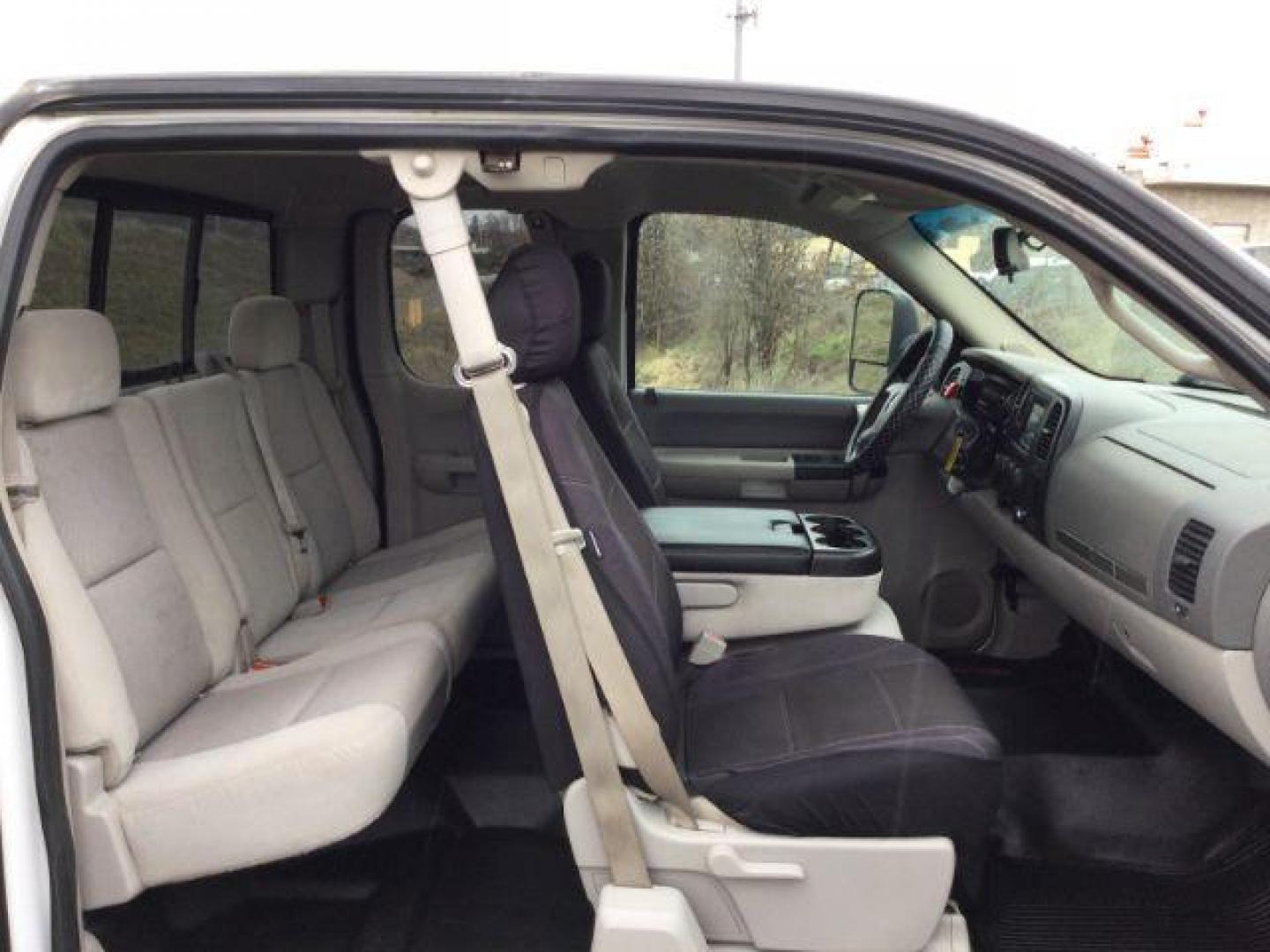 2009 Summit White /Black Cloth GMC Sierra 2500HD Ext. Cab SLE 4x4 (1GTHK49649E) with an 6.6L V8 OHV 32V TURBO DIESEL engine, 6-Speed Automatic transmission, located at 1801 Main Street, Lewiston, 83501, (208) 743-9371, 46.417065, -117.004799 - Photo#20