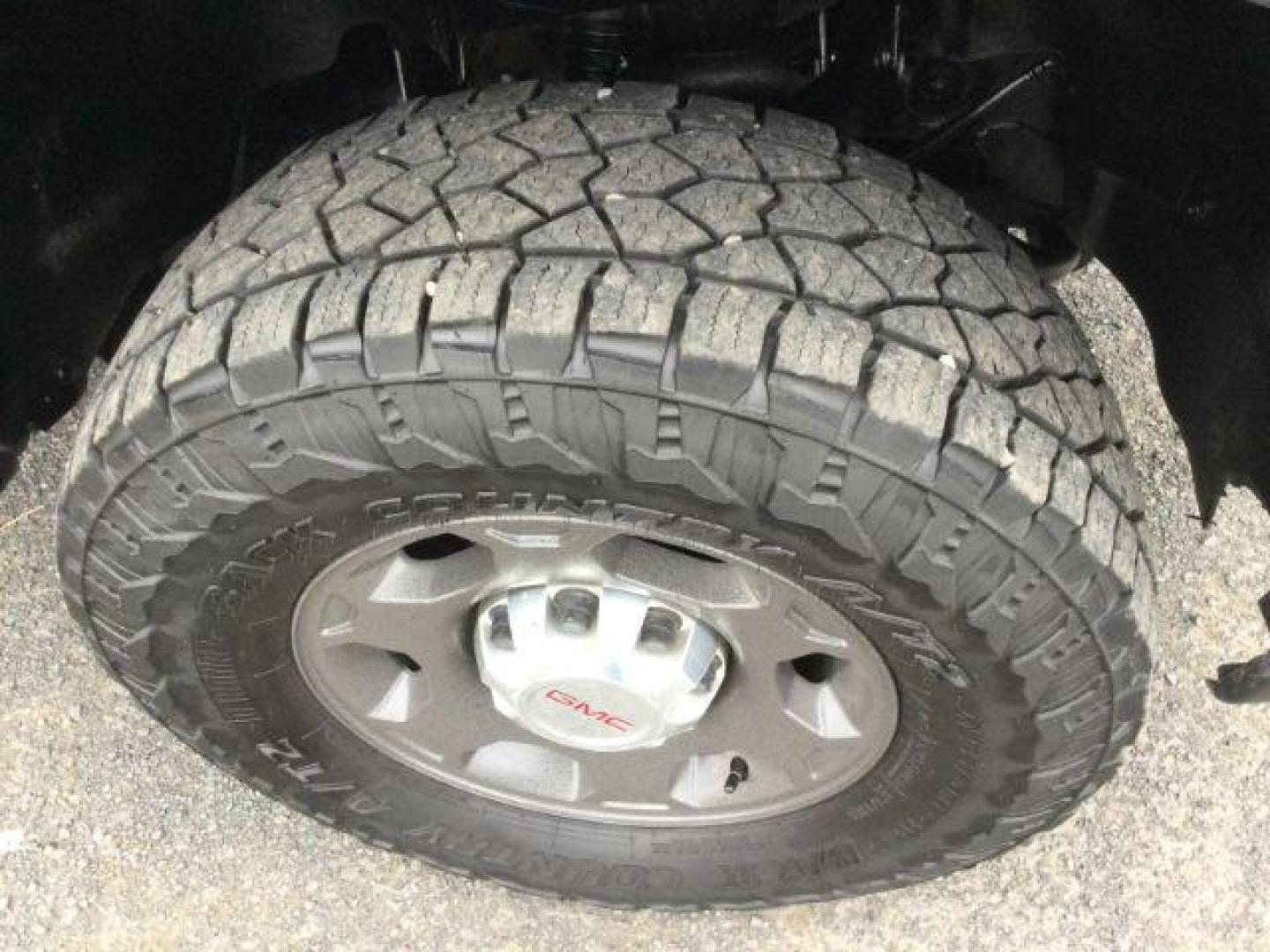 2009 Summit White /Black Cloth GMC Sierra 2500HD Ext. Cab SLE 4x4 (1GTHK49649E) with an 6.6L V8 OHV 32V TURBO DIESEL engine, 6-Speed Automatic transmission, located at 1801 Main Street, Lewiston, 83501, (208) 743-9371, 46.417065, -117.004799 - Photo#21