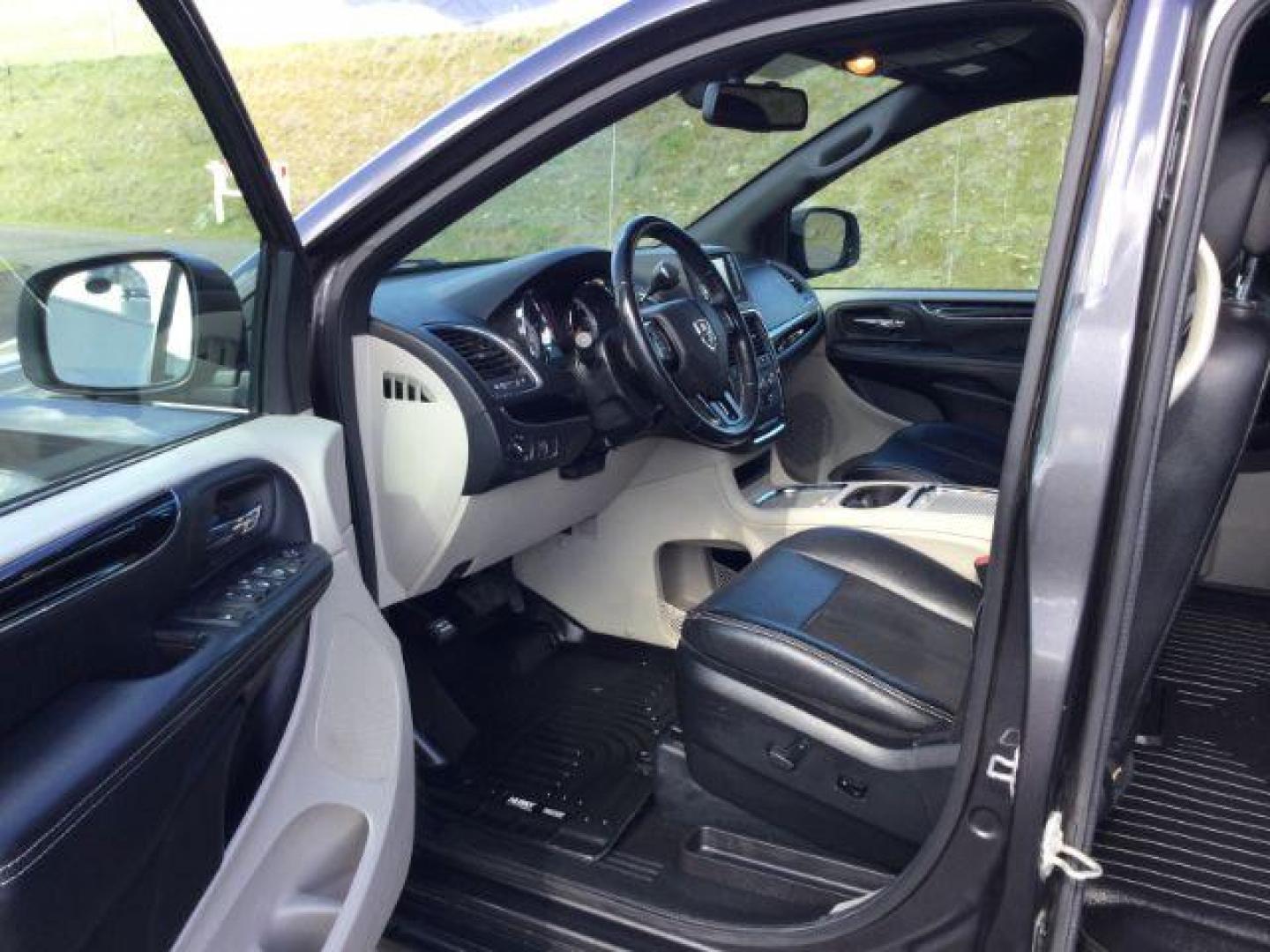 2019 Granite Pearlcoat /Black Leather Dodge Grand Caravan SXT (2C4RDGCG7KR) with an Pentastar 3.6L V-6 DOHC engine, 6-Speed Automatic transmission, located at 1801 Main Street, Lewiston, 83501, (208) 743-9371, 46.417065, -117.004799 - Photo#3