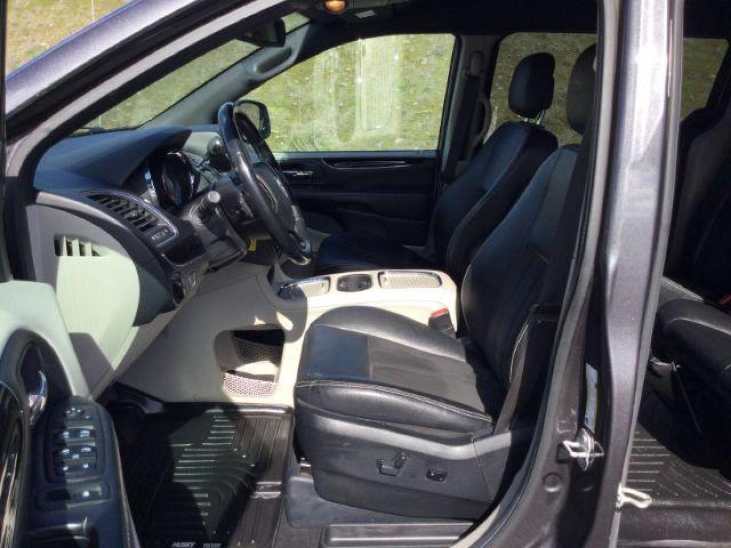 2019 Granite Pearlcoat /Black Leather Dodge Grand Caravan SXT (2C4RDGCG7KR) with an Pentastar 3.6L V-6 DOHC engine, 6-Speed Automatic transmission, located at 1801 Main Street, Lewiston, 83501, (208) 743-9371, 46.417065, -117.004799 - Photo#4