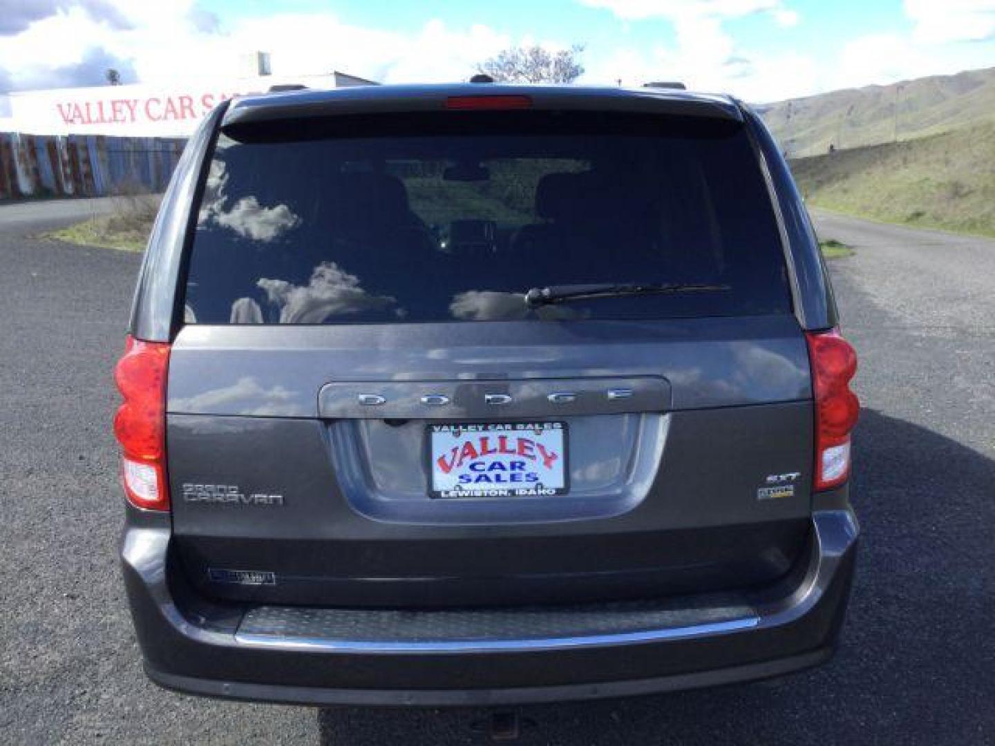 2019 Granite Pearlcoat /Black Leather Dodge Grand Caravan SXT (2C4RDGCG7KR) with an Pentastar 3.6L V-6 DOHC engine, 6-Speed Automatic transmission, located at 1801 Main Street, Lewiston, 83501, (208) 743-9371, 46.417065, -117.004799 - Photo#6