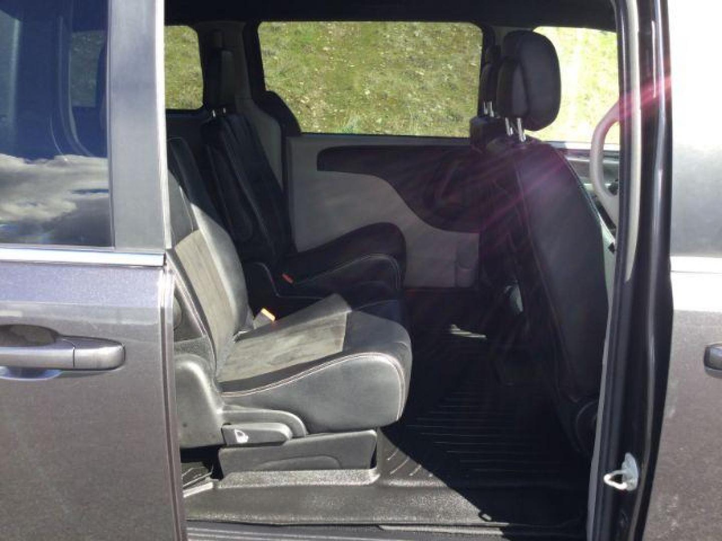 2019 Granite Pearlcoat /Black Leather Dodge Grand Caravan SXT (2C4RDGCG7KR) with an Pentastar 3.6L V-6 DOHC engine, 6-Speed Automatic transmission, located at 1801 Main Street, Lewiston, 83501, (208) 743-9371, 46.417065, -117.004799 - Photo#18