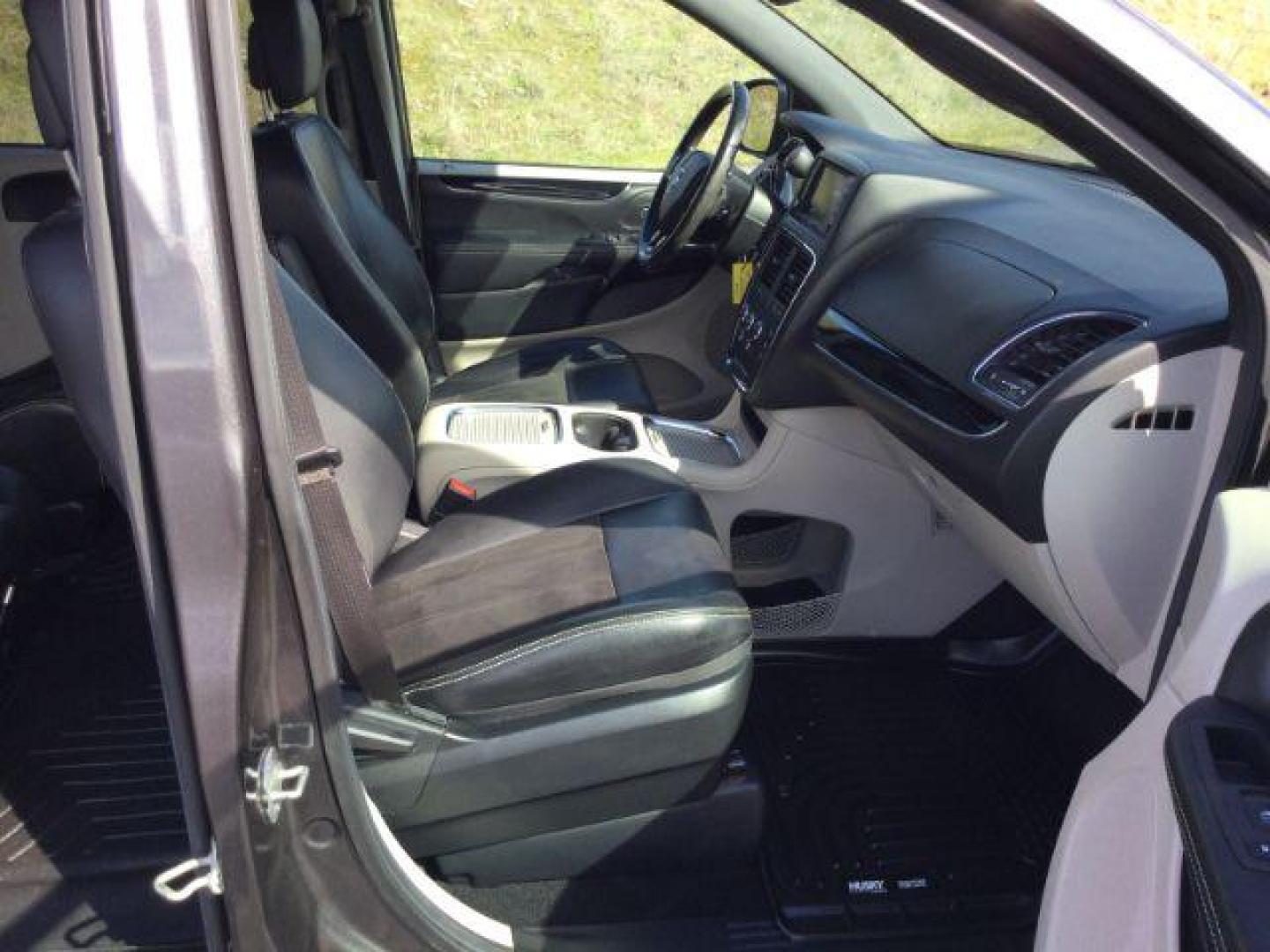 2019 Granite Pearlcoat /Black Leather Dodge Grand Caravan SXT (2C4RDGCG7KR) with an Pentastar 3.6L V-6 DOHC engine, 6-Speed Automatic transmission, located at 1801 Main Street, Lewiston, 83501, (208) 743-9371, 46.417065, -117.004799 - Photo#19