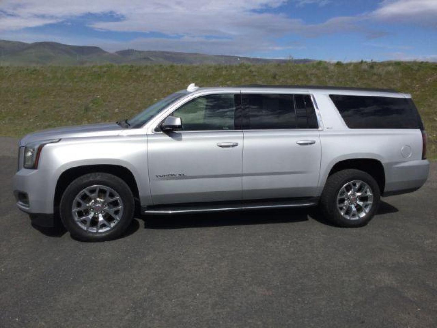 2019 Quicksilver Metallic /Jet Black GMC Yukon XL SLT (1GKS2GKCXKR) with an EcoTec3 5.3L V-8 gasoline direct injection engine, 6-Speed Automatic transmission, located at 1801 Main Street, Lewiston, 83501, (208) 743-9371, 46.417065, -117.004799 - Photo#1