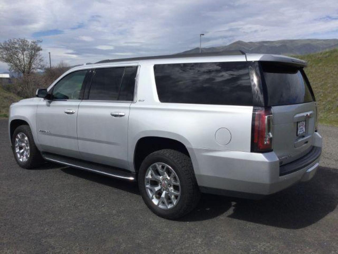 2019 Quicksilver Metallic /Jet Black GMC Yukon XL SLT (1GKS2GKCXKR) with an EcoTec3 5.3L V-8 gasoline direct injection engine, 6-Speed Automatic transmission, located at 1801 Main Street, Lewiston, 83501, (208) 743-9371, 46.417065, -117.004799 - Photo#2