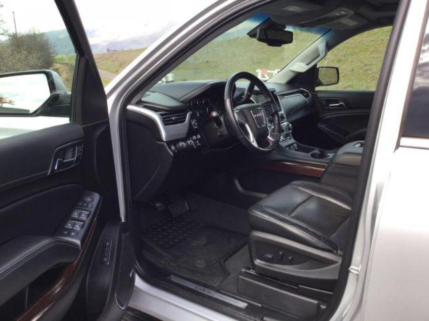 2019 Quicksilver Metallic /Jet Black GMC Yukon XL SLT (1GKS2GKCXKR) with an EcoTec3 5.3L V-8 gasoline direct injection engine, 6-Speed Automatic transmission, located at 1801 Main Street, Lewiston, 83501, (208) 743-9371, 46.417065, -117.004799 - Photo#3