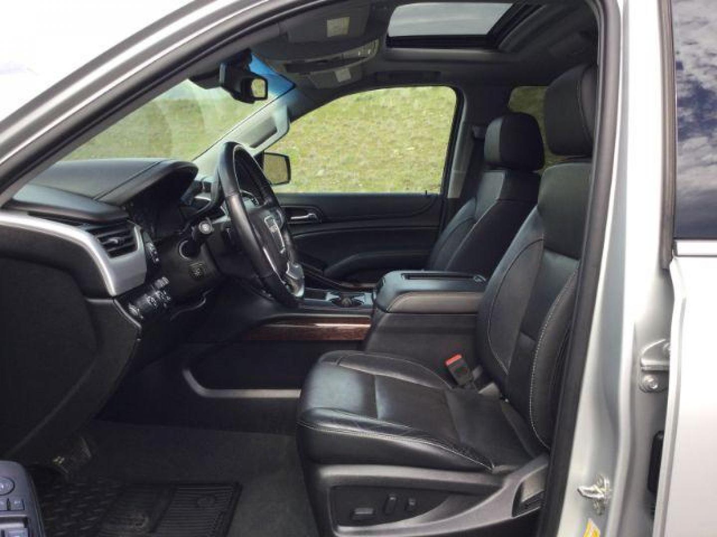 2019 Quicksilver Metallic /Jet Black GMC Yukon XL SLT (1GKS2GKCXKR) with an EcoTec3 5.3L V-8 gasoline direct injection engine, 6-Speed Automatic transmission, located at 1801 Main Street, Lewiston, 83501, (208) 743-9371, 46.417065, -117.004799 - Photo#4