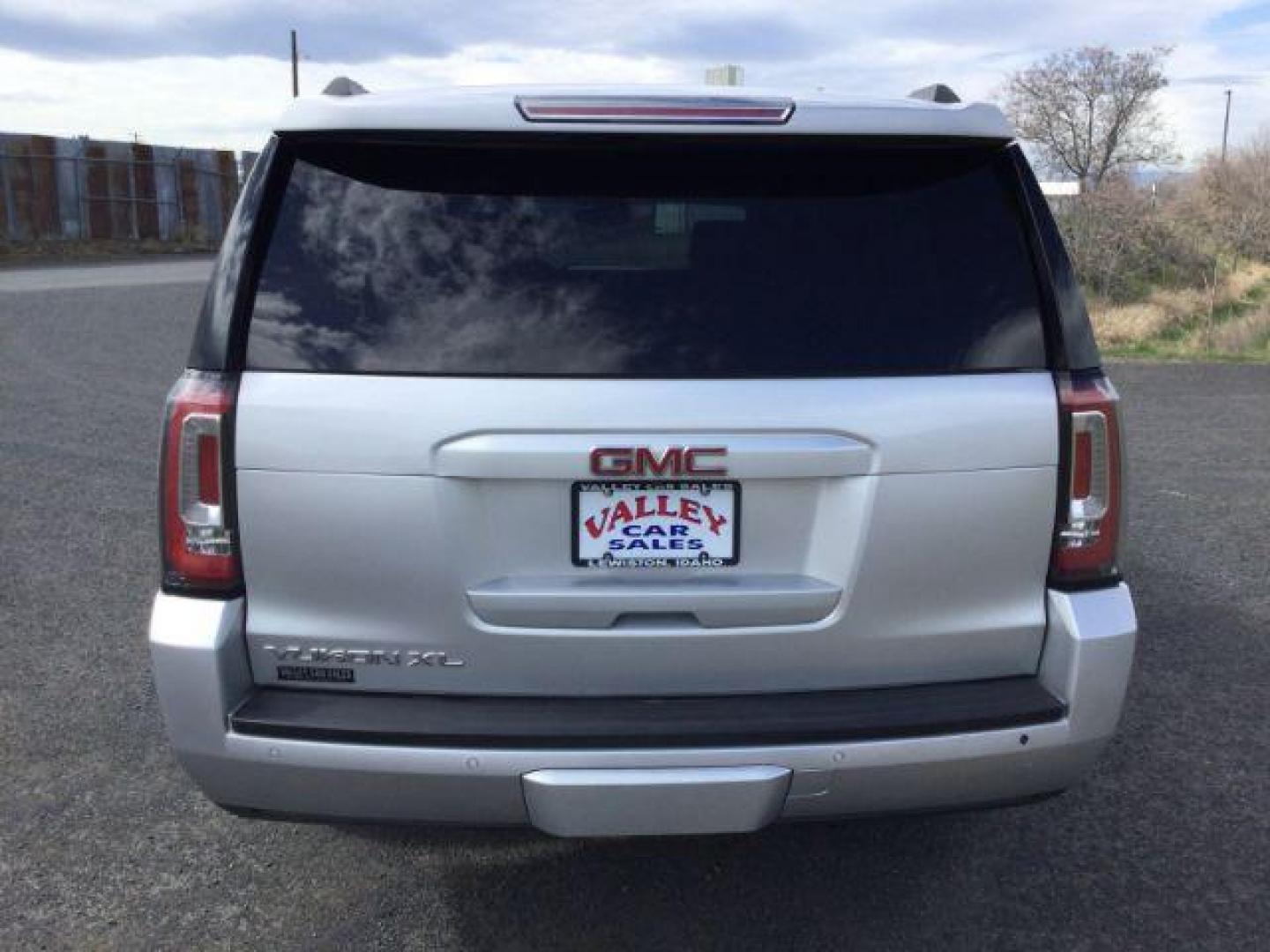 2019 Quicksilver Metallic /Jet Black GMC Yukon XL SLT (1GKS2GKCXKR) with an EcoTec3 5.3L V-8 gasoline direct injection engine, 6-Speed Automatic transmission, located at 1801 Main Street, Lewiston, 83501, (208) 743-9371, 46.417065, -117.004799 - Photo#6