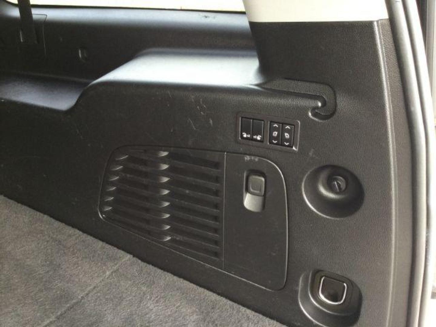 2019 Quicksilver Metallic /Jet Black GMC Yukon XL SLT (1GKS2GKCXKR) with an EcoTec3 5.3L V-8 gasoline direct injection engine, 6-Speed Automatic transmission, located at 1801 Main Street, Lewiston, 83501, (208) 743-9371, 46.417065, -117.004799 - Photo#8