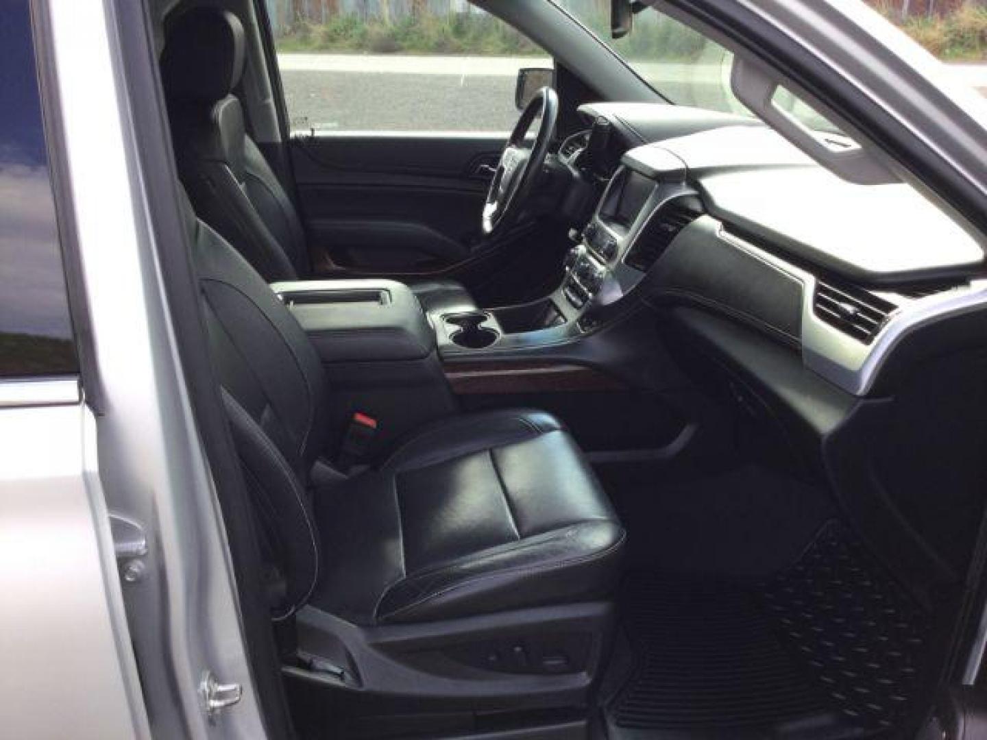 2019 Quicksilver Metallic /Jet Black GMC Yukon XL SLT (1GKS2GKCXKR) with an EcoTec3 5.3L V-8 gasoline direct injection engine, 6-Speed Automatic transmission, located at 1801 Main Street, Lewiston, 83501, (208) 743-9371, 46.417065, -117.004799 - Photo#10