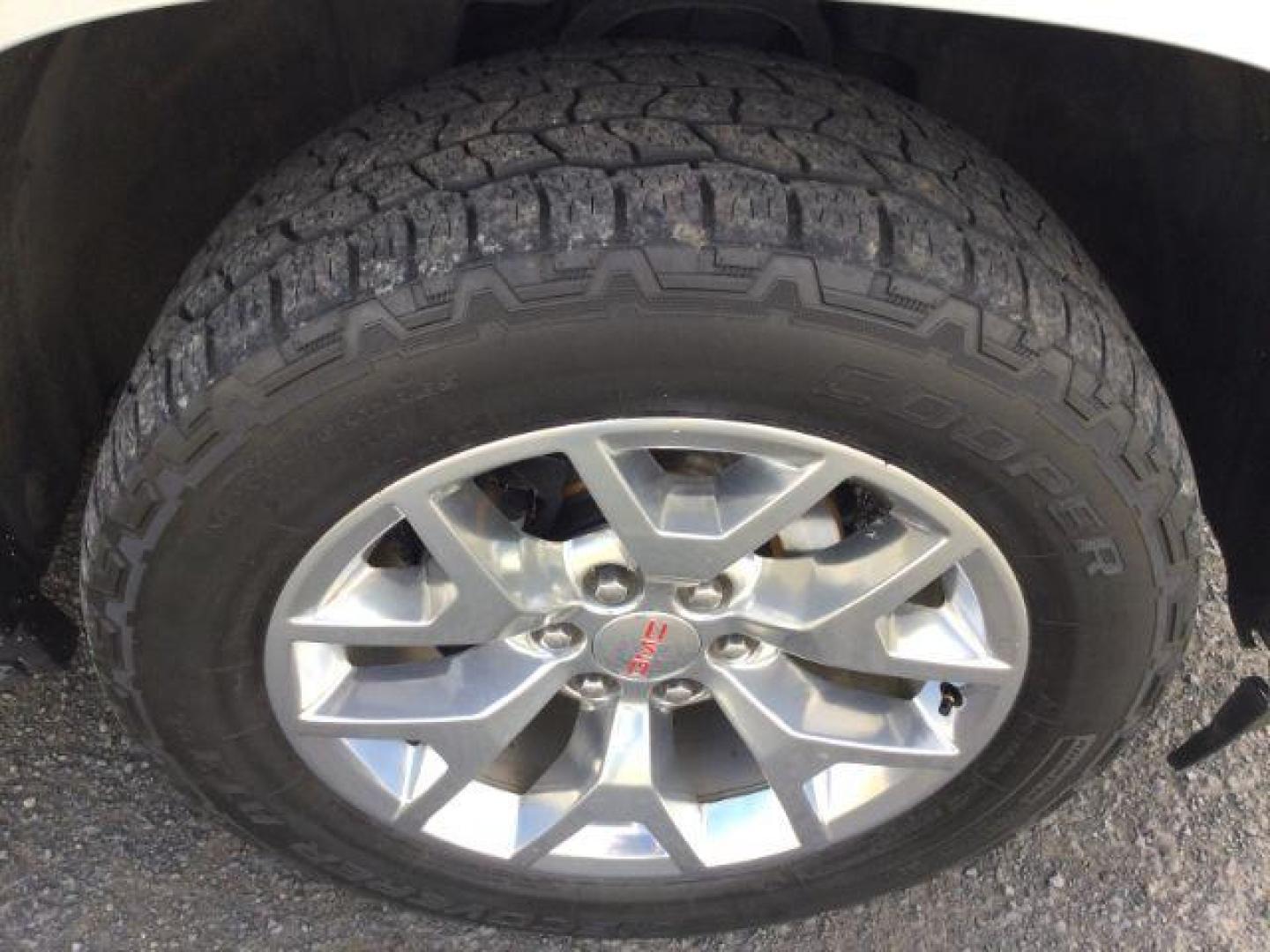 2019 Quicksilver Metallic /Jet Black GMC Yukon XL SLT (1GKS2GKCXKR) with an EcoTec3 5.3L V-8 gasoline direct injection engine, 6-Speed Automatic transmission, located at 1801 Main Street, Lewiston, 83501, (208) 743-9371, 46.417065, -117.004799 - Photo#11