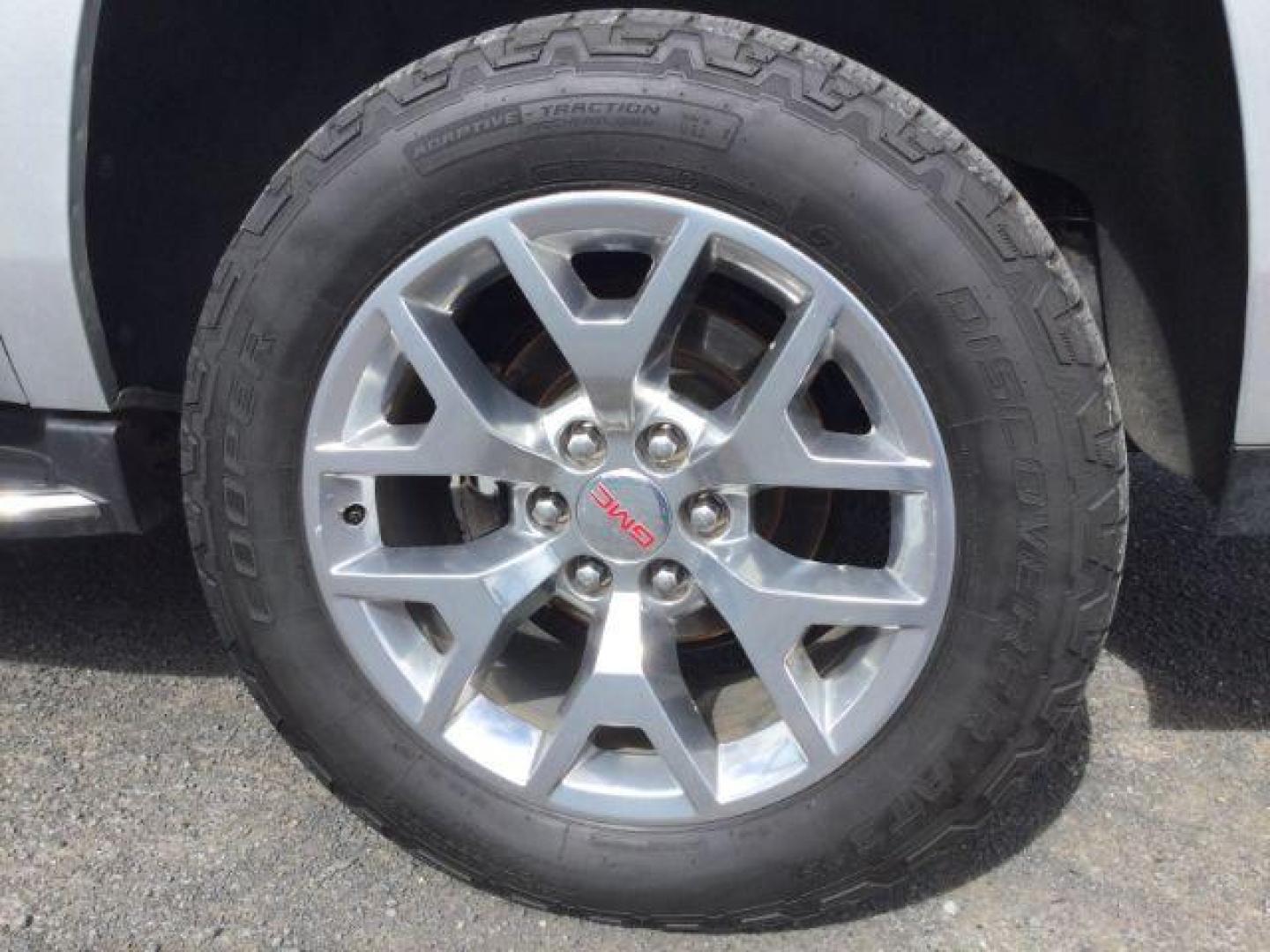 2019 Quicksilver Metallic /Jet Black GMC Yukon XL SLT (1GKS2GKCXKR) with an EcoTec3 5.3L V-8 gasoline direct injection engine, 6-Speed Automatic transmission, located at 1801 Main Street, Lewiston, 83501, (208) 743-9371, 46.417065, -117.004799 - Photo#19