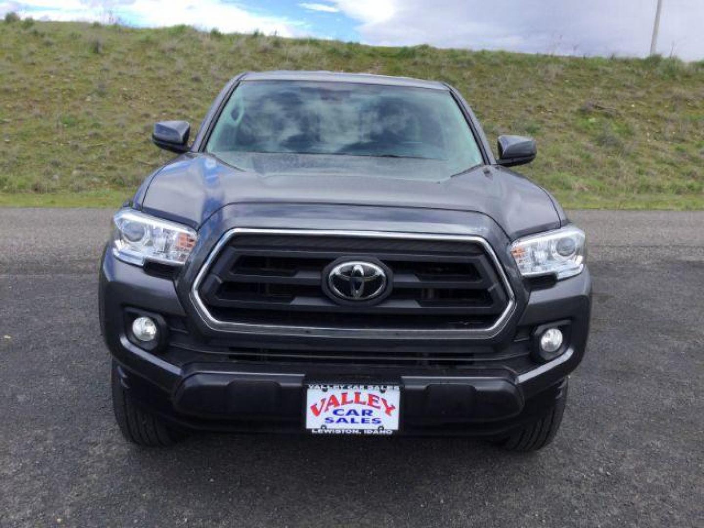 2022 Magnetic Gray Metallic /Cement Toyota Tacoma SR5 V6 (3TYSZ5AN9NT) with an 3.5L V-6 port/direct injection engine, 6-Speed Automatic transmission, located at 1801 Main Street, Lewiston, 83501, (208) 743-9371, 46.417065, -117.004799 - Photo#21