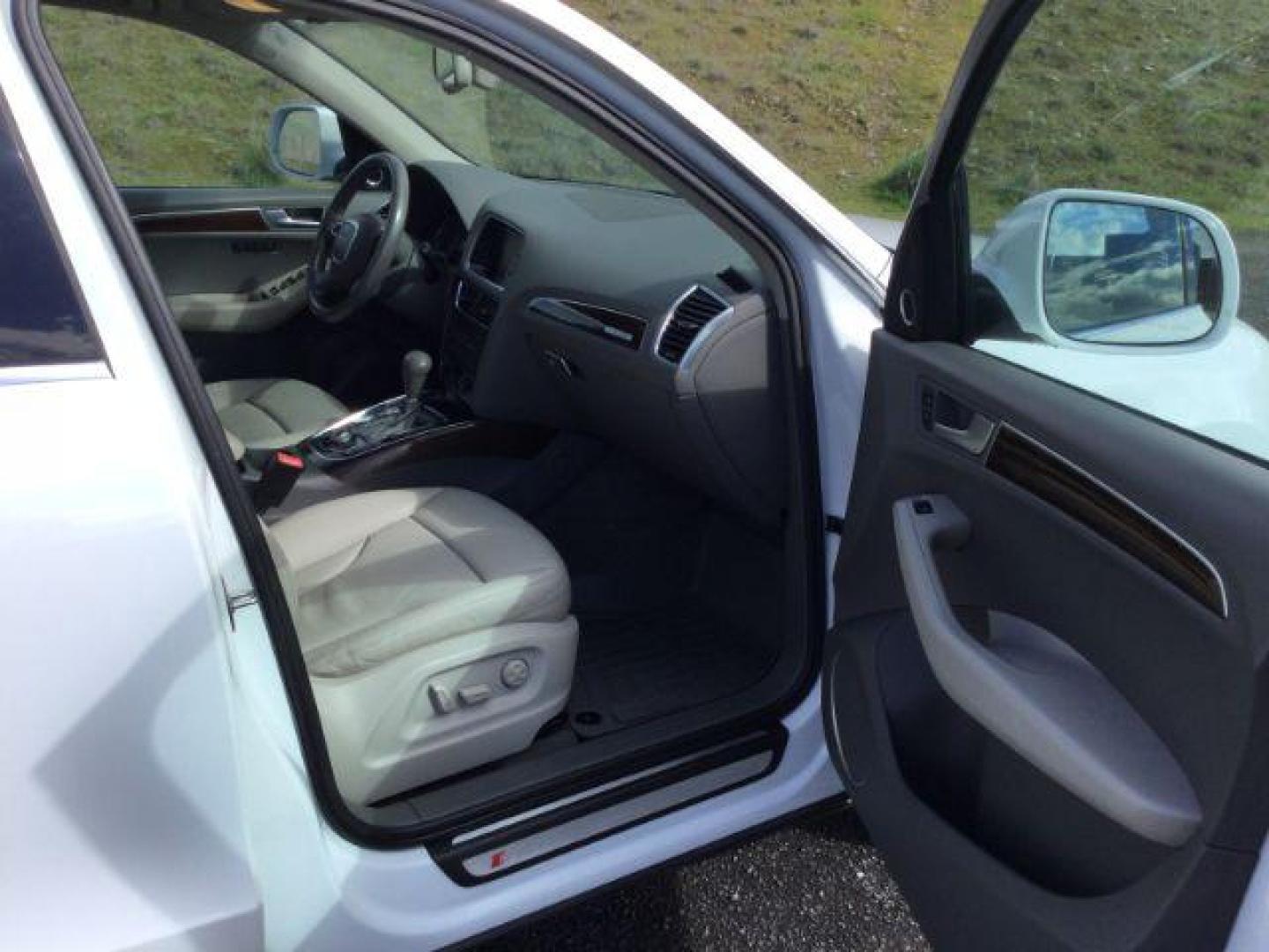 2012 Ibis White /Light Gray Audi Q5 3.2 Premium Plus (WA1DKAFP7CA) with an 3.2L V-6 gasoline direct injection engine, 6-Speed Automatic transmission, located at 1801 Main Street, Lewiston, 83501, (208) 743-9371, 46.417065, -117.004799 - Photo#2