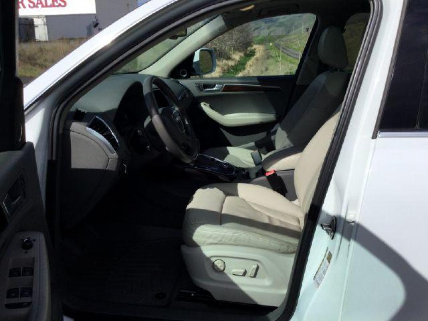 2012 Ibis White /Light Gray Audi Q5 3.2 Premium Plus (WA1DKAFP7CA) with an 3.2L V-6 gasoline direct injection engine, 6-Speed Automatic transmission, located at 1801 Main Street, Lewiston, 83501, (208) 743-9371, 46.417065, -117.004799 - Photo#3