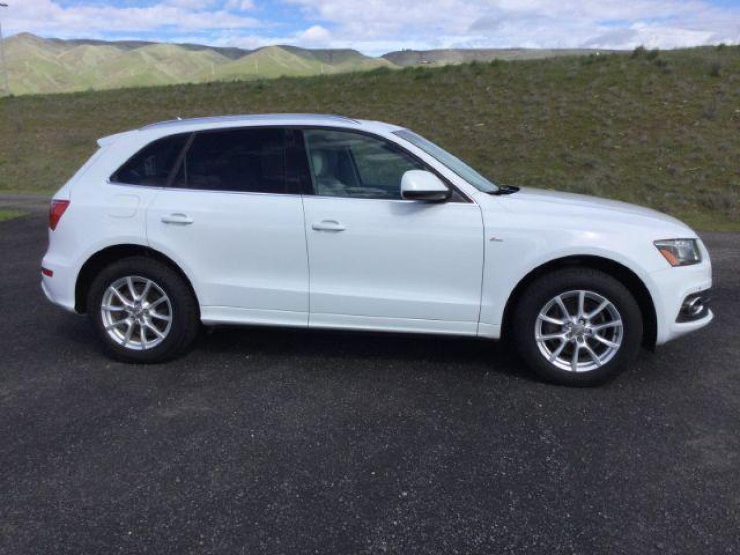2012 Ibis White /Light Gray Audi Q5 3.2 Premium Plus (WA1DKAFP7CA) with an 3.2L V-6 gasoline direct injection engine, 6-Speed Automatic transmission, located at 1801 Main Street, Lewiston, 83501, (208) 743-9371, 46.417065, -117.004799 - Photo#4