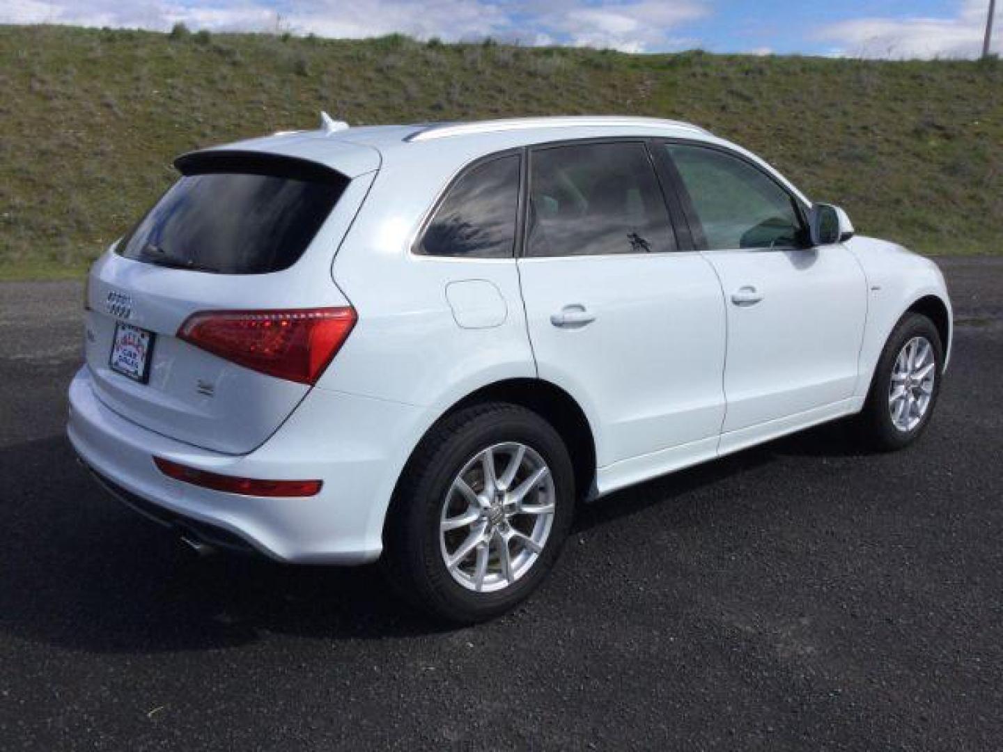 2012 Ibis White /Light Gray Audi Q5 3.2 Premium Plus (WA1DKAFP7CA) with an 3.2L V-6 gasoline direct injection engine, 6-Speed Automatic transmission, located at 1801 Main Street, Lewiston, 83501, (208) 743-9371, 46.417065, -117.004799 - Photo#7