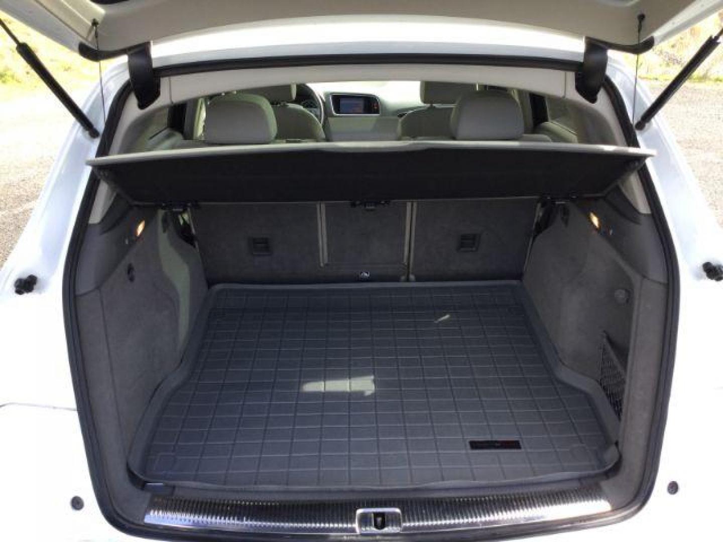 2012 Ibis White /Light Gray Audi Q5 3.2 Premium Plus (WA1DKAFP7CA) with an 3.2L V-6 gasoline direct injection engine, 6-Speed Automatic transmission, located at 1801 Main Street, Lewiston, 83501, (208) 743-9371, 46.417065, -117.004799 - Photo#10