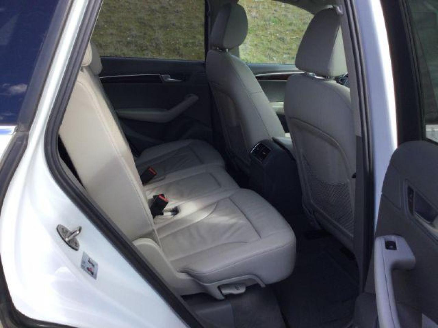 2012 Ibis White /Light Gray Audi Q5 3.2 Premium Plus (WA1DKAFP7CA) with an 3.2L V-6 gasoline direct injection engine, 6-Speed Automatic transmission, located at 1801 Main Street, Lewiston, 83501, (208) 743-9371, 46.417065, -117.004799 - Photo#11