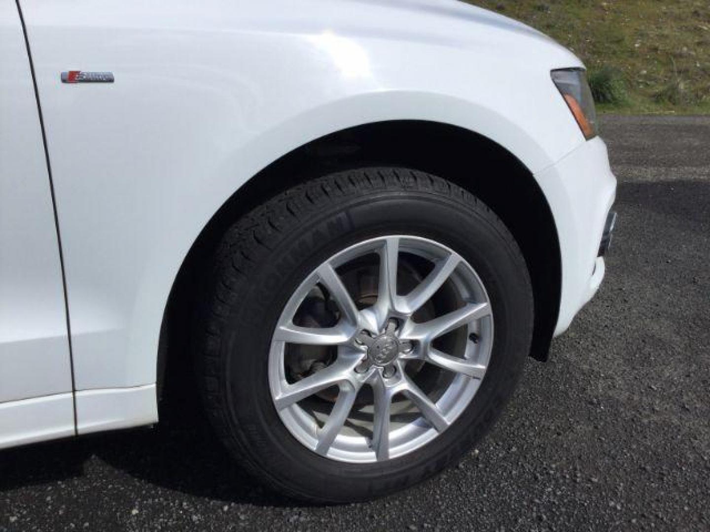 2012 Ibis White /Light Gray Audi Q5 3.2 Premium Plus (WA1DKAFP7CA) with an 3.2L V-6 gasoline direct injection engine, 6-Speed Automatic transmission, located at 1801 Main Street, Lewiston, 83501, (208) 743-9371, 46.417065, -117.004799 - Photo#12